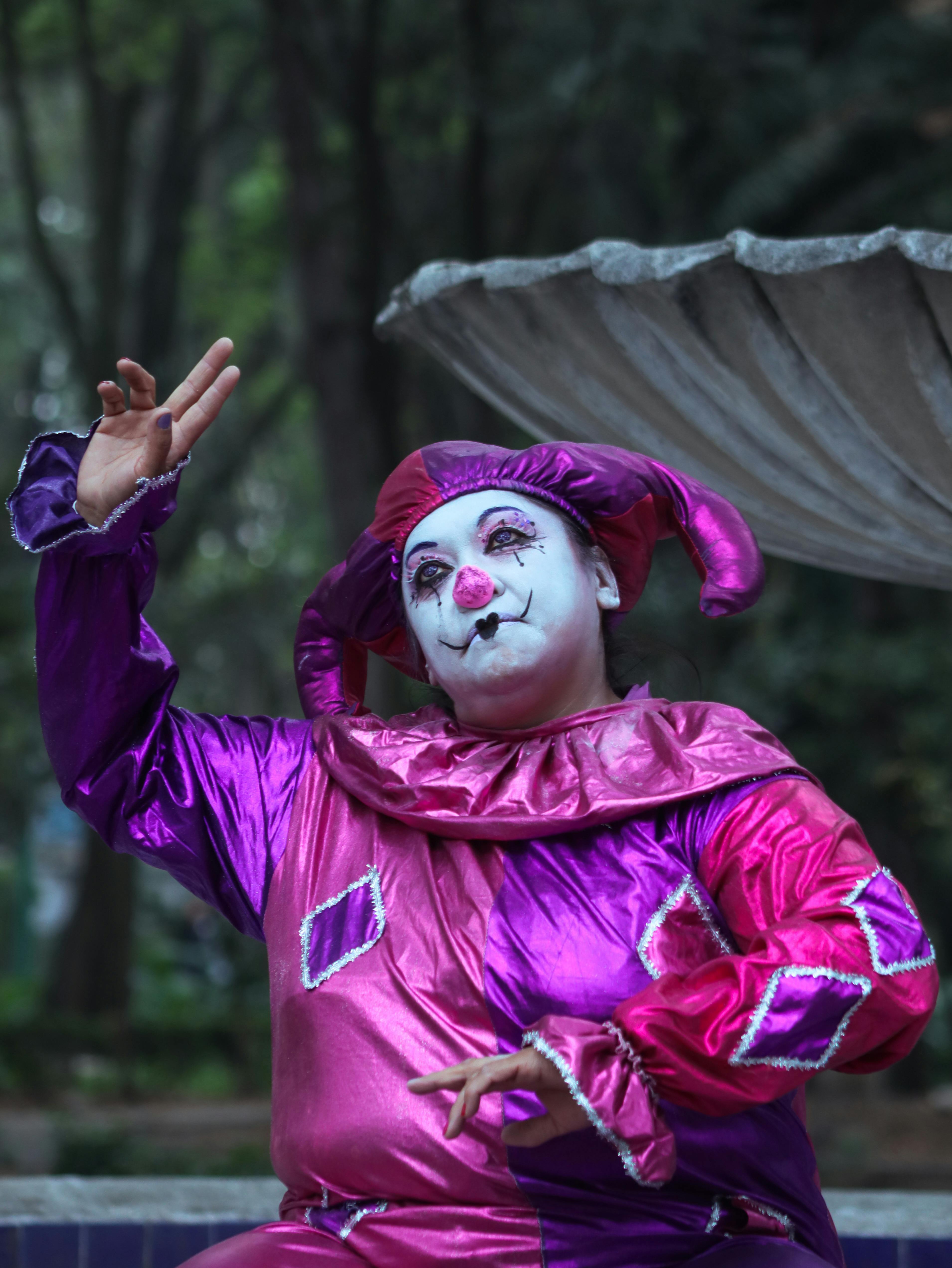 Ilmainen Eloisa pelle vaaleanpunaisessa ja violetissa asussa viihdyttää puistoa Méxicossa. Kuvapankkikuva