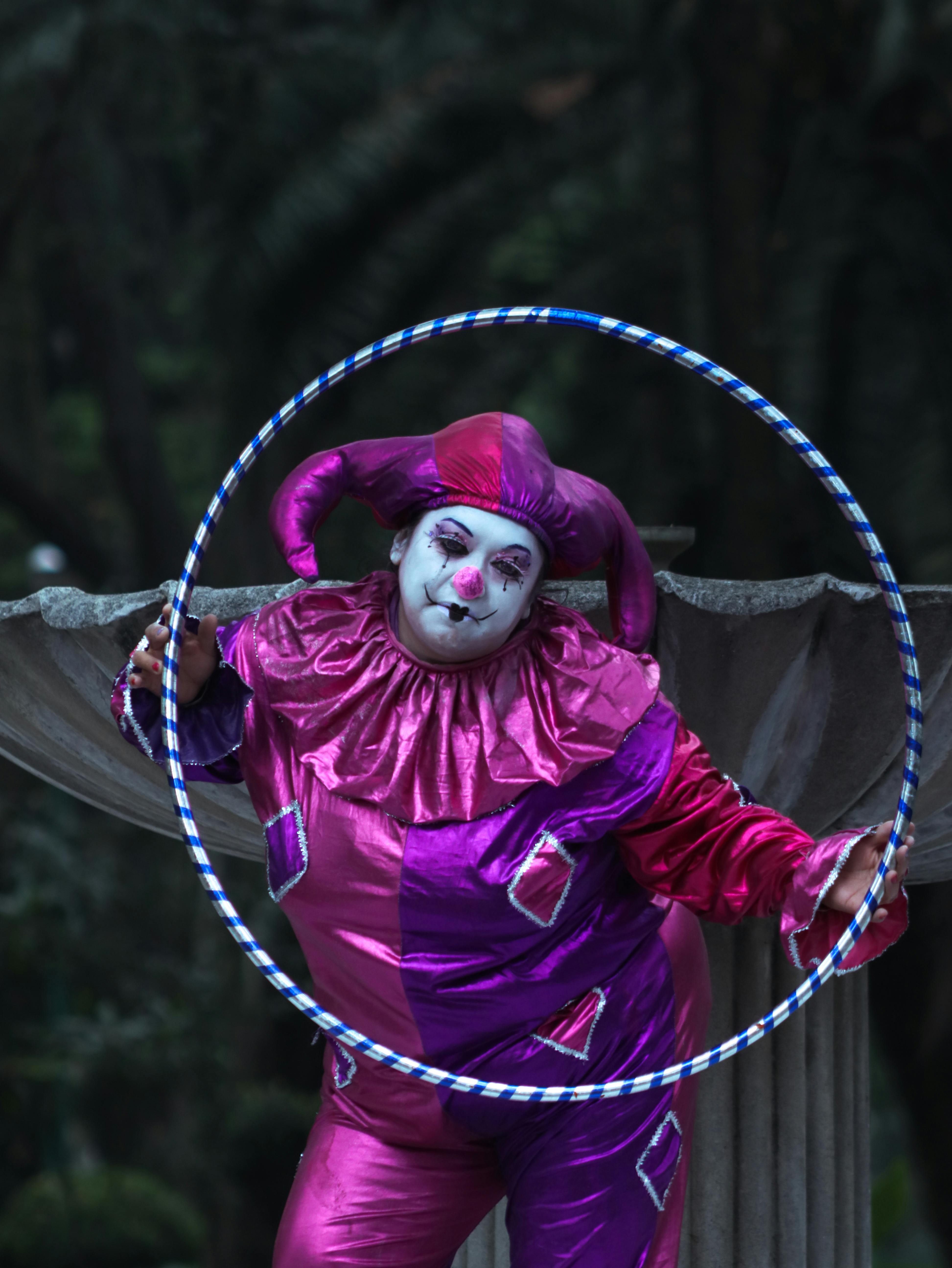 common:alt.prefix Värikäs pelle eloisassa asussa esiintyy hulavannen kanssa ulkona Mexico Cityssä. common:alt.postfix