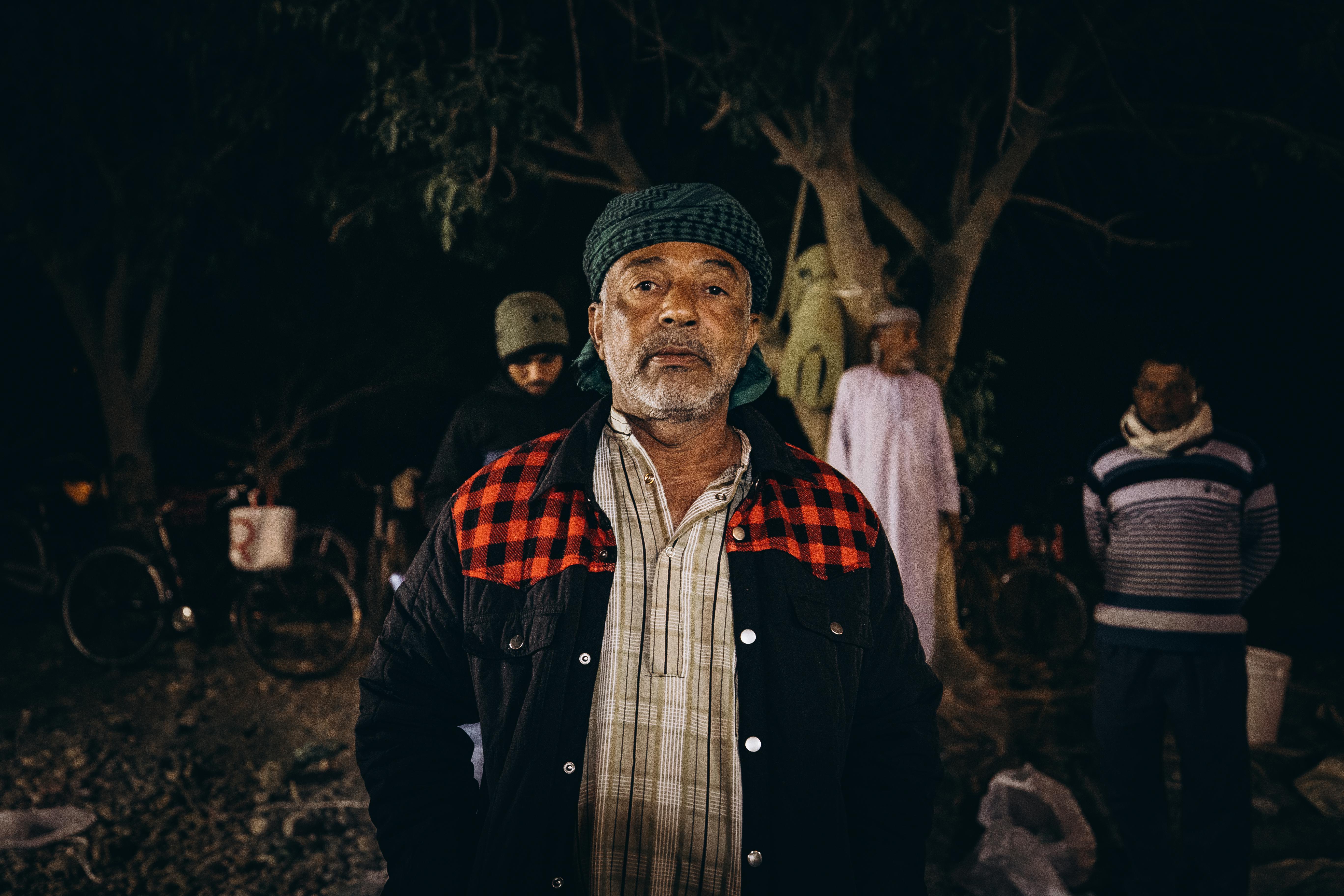 Ilmainen Lähi-idän miehen salakuva omanilaisilla yömarkkinoilla. Kuvapankkikuva