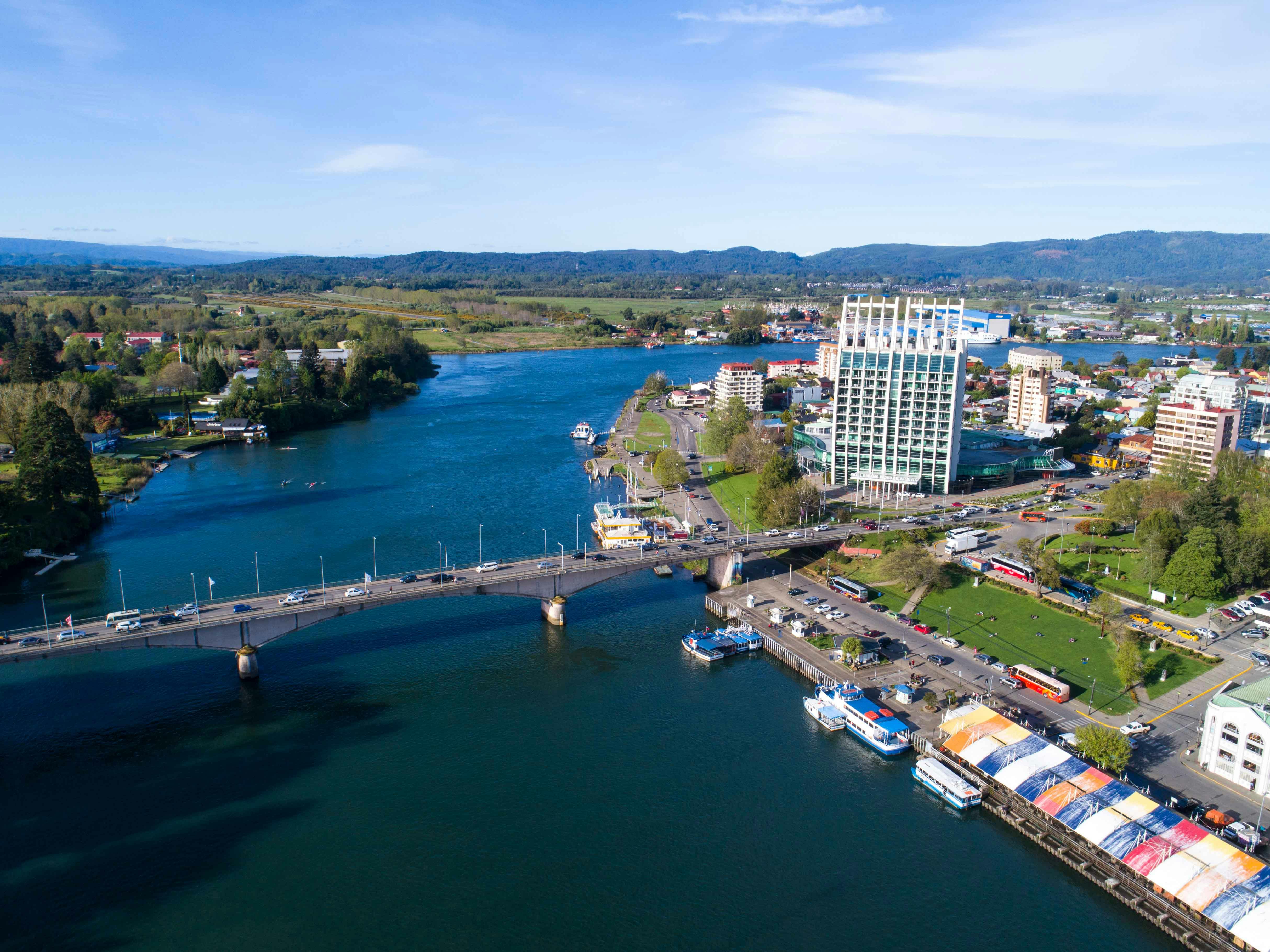 Gratis Una vista aerea mozzafiato della città di Valdivia, che mette in mostra il fiume, il ponte e il paesaggio urbano. Foto a disposizione