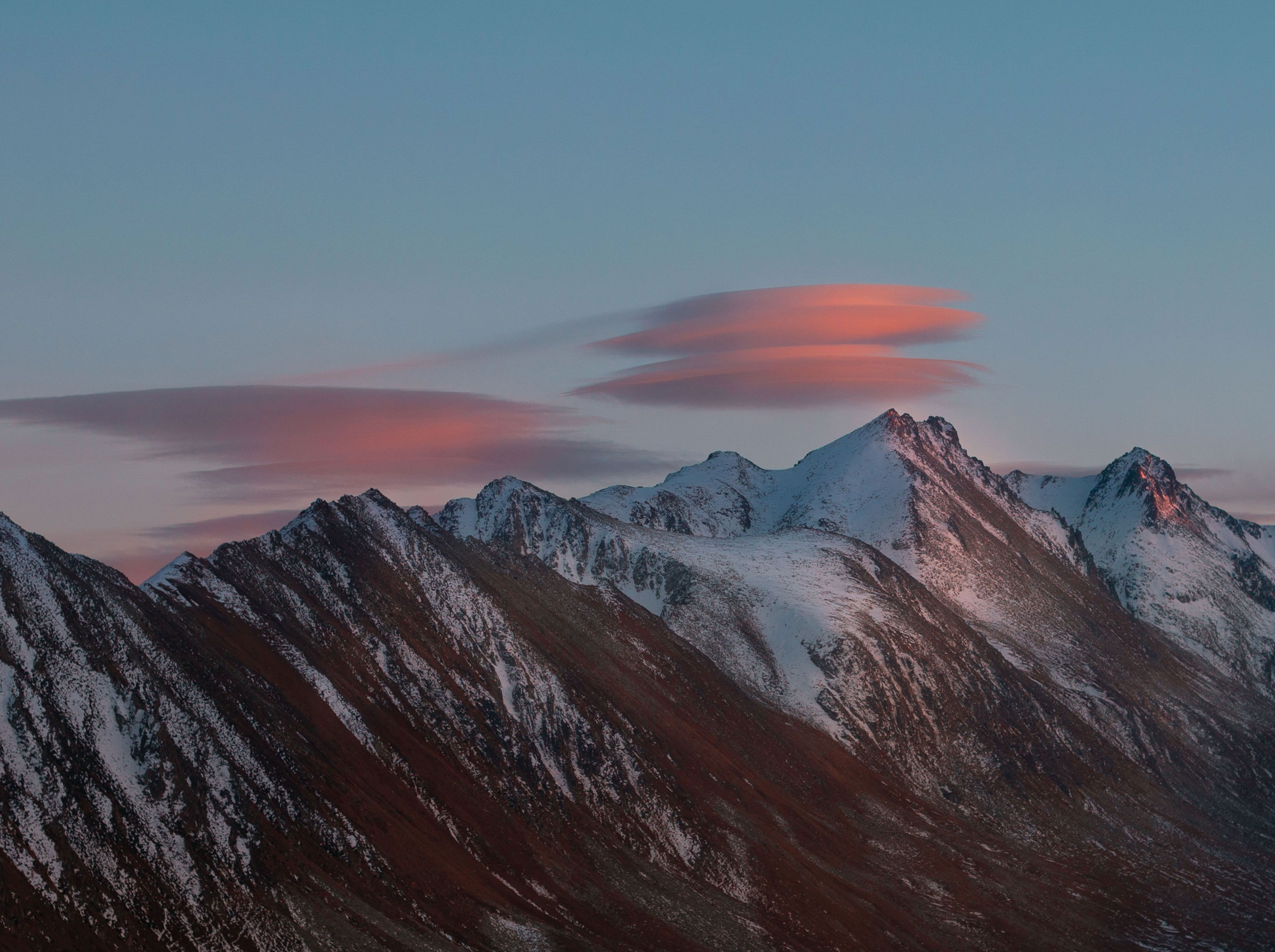 Kostenlos Atemberaubende schneebedeckte Berggipfel bei Sonnenuntergang mit rosa Wolken in Rize, Türkei. Stock-Foto