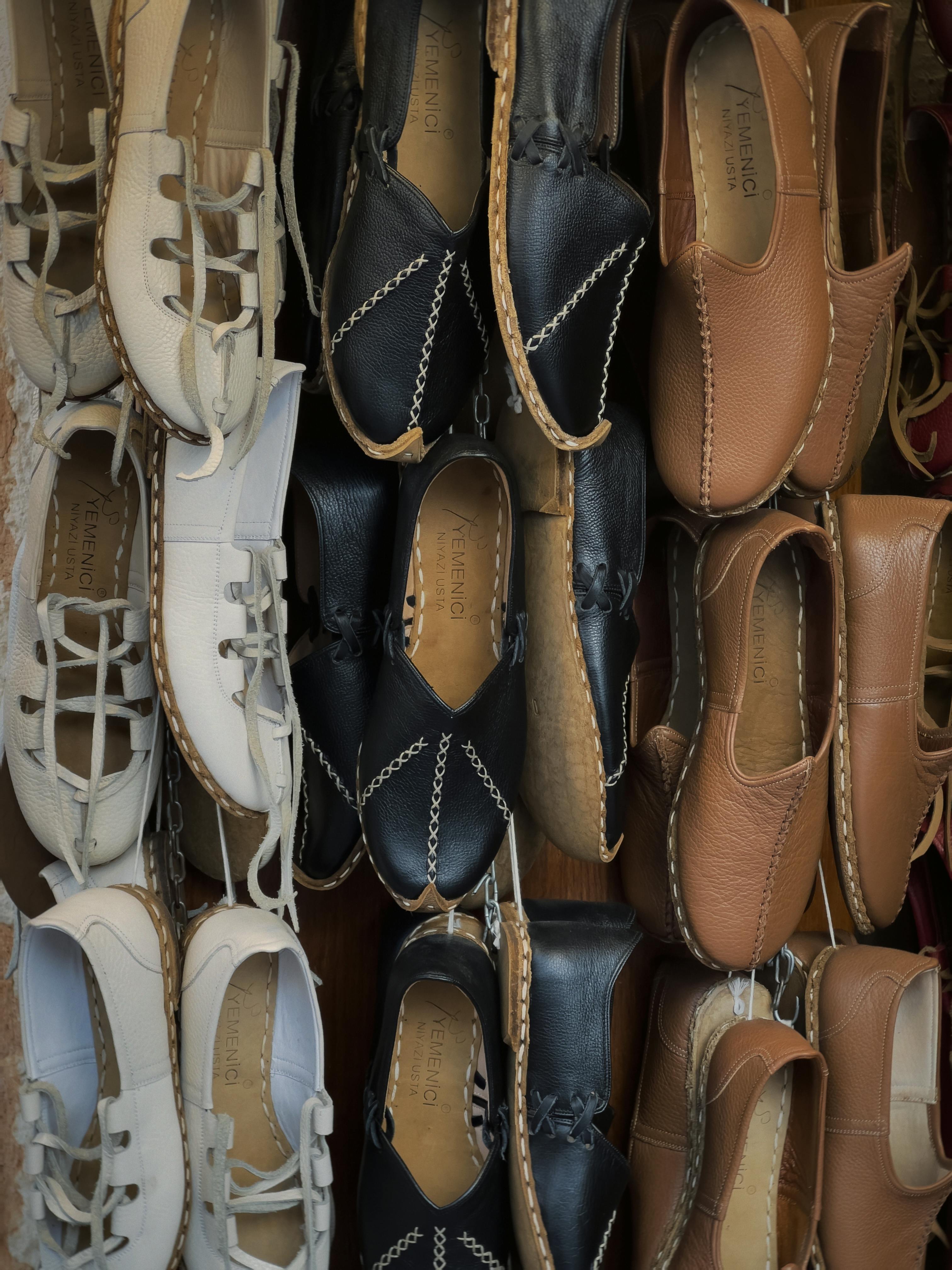 Ilmainen Markkinanäytössä esillä erilaisia ​​käsintehtyjä nahkakenkiä eri väreissä ja tyyleissä. Kuvapankkikuva