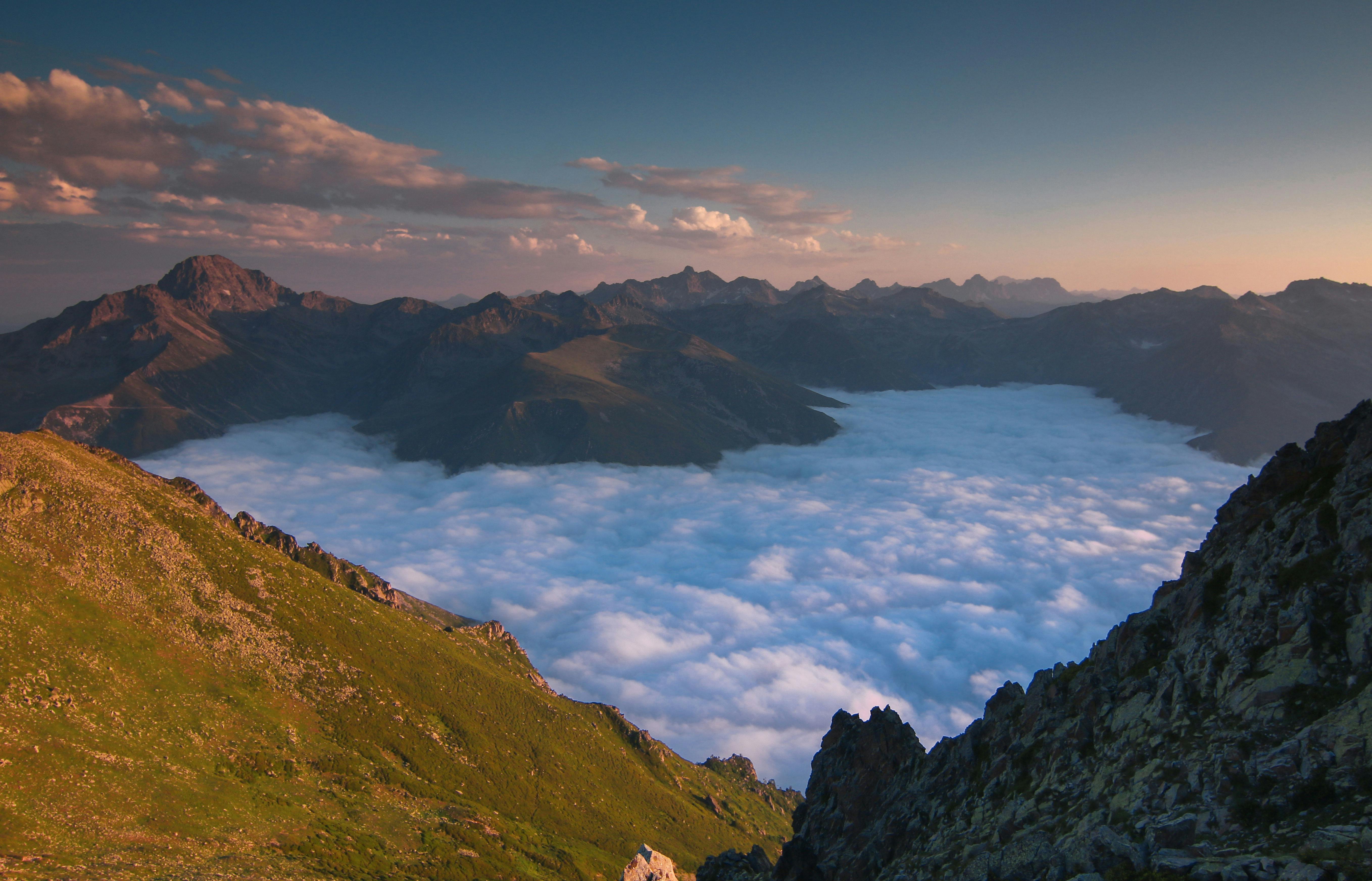 Ilmainen Henkeäsalpaava näkymä vuoristoiseen maisemaan, jossa laakso on pilvien peitossa auringonnousun aikaan Fındıklıssä, Turkissa. Kuvapankkikuva
