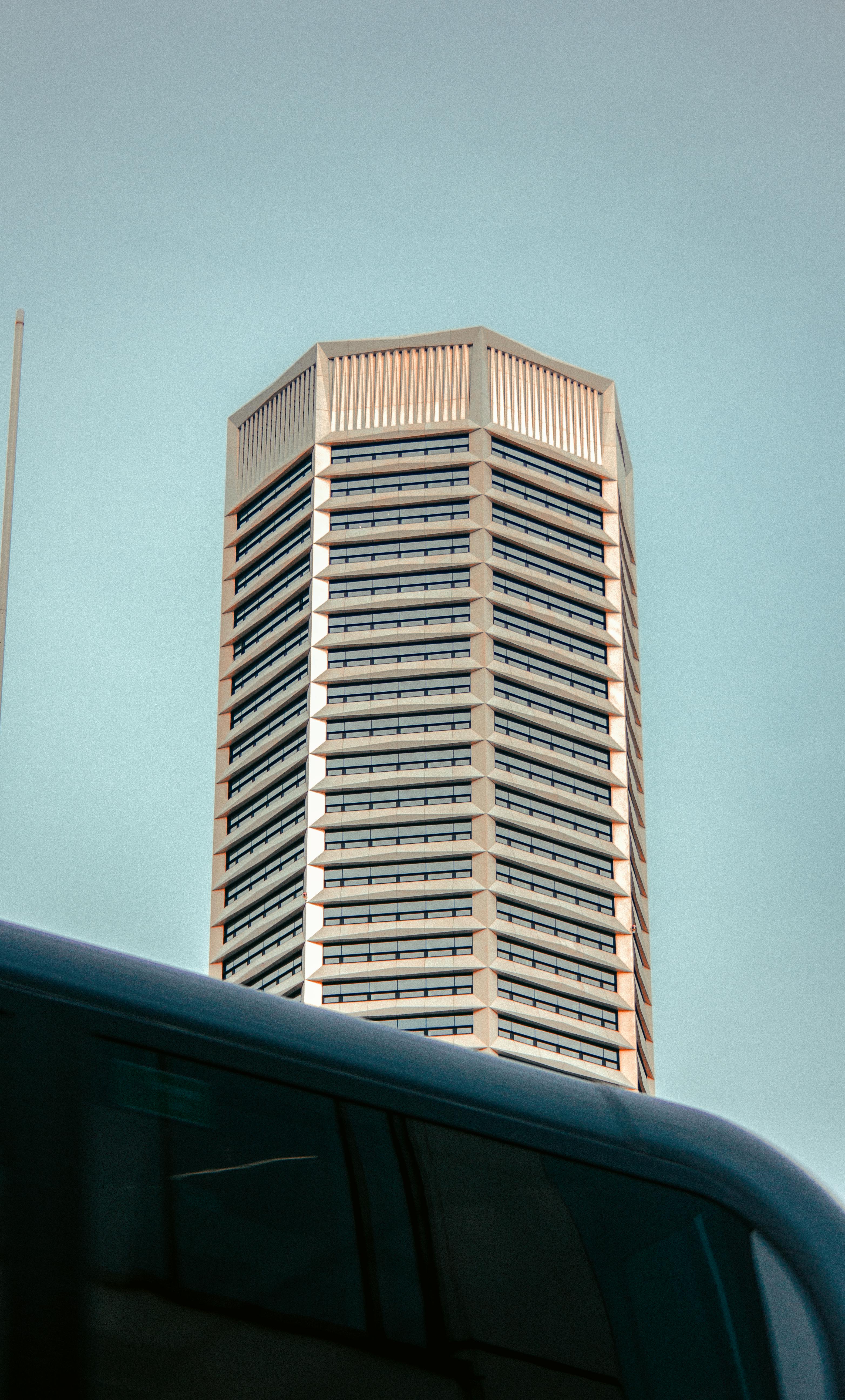 ingyenes Egy modern felhőkarcoló Birminghamben, az Egyesült Királyságban, tiszta égbolt előtt kiemelve, bemutatva a városi építészetet. Stockfotó