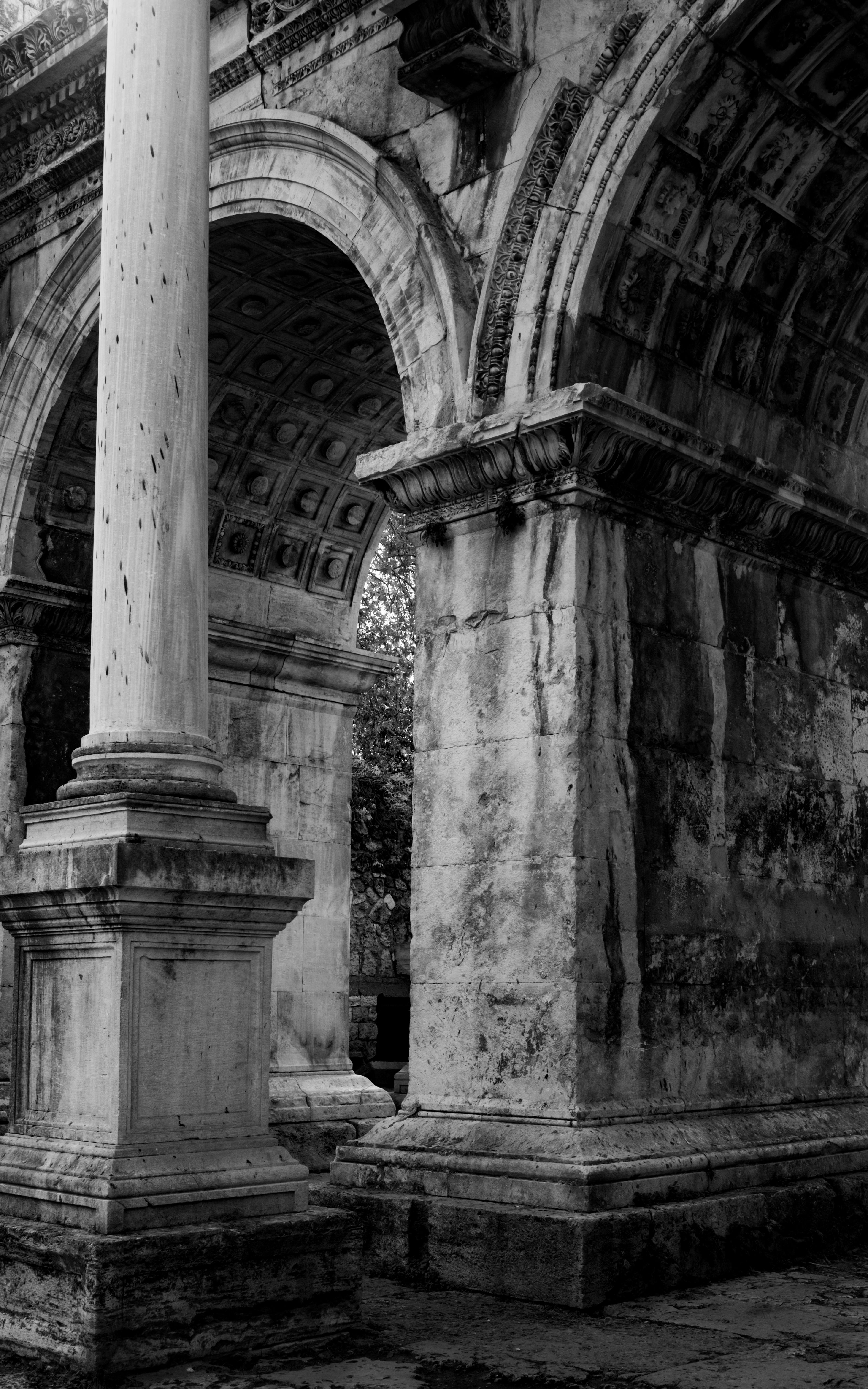 Gratis Foto in bianco e nero di uno storico arco romano con dettagli intricati. Foto a disposizione