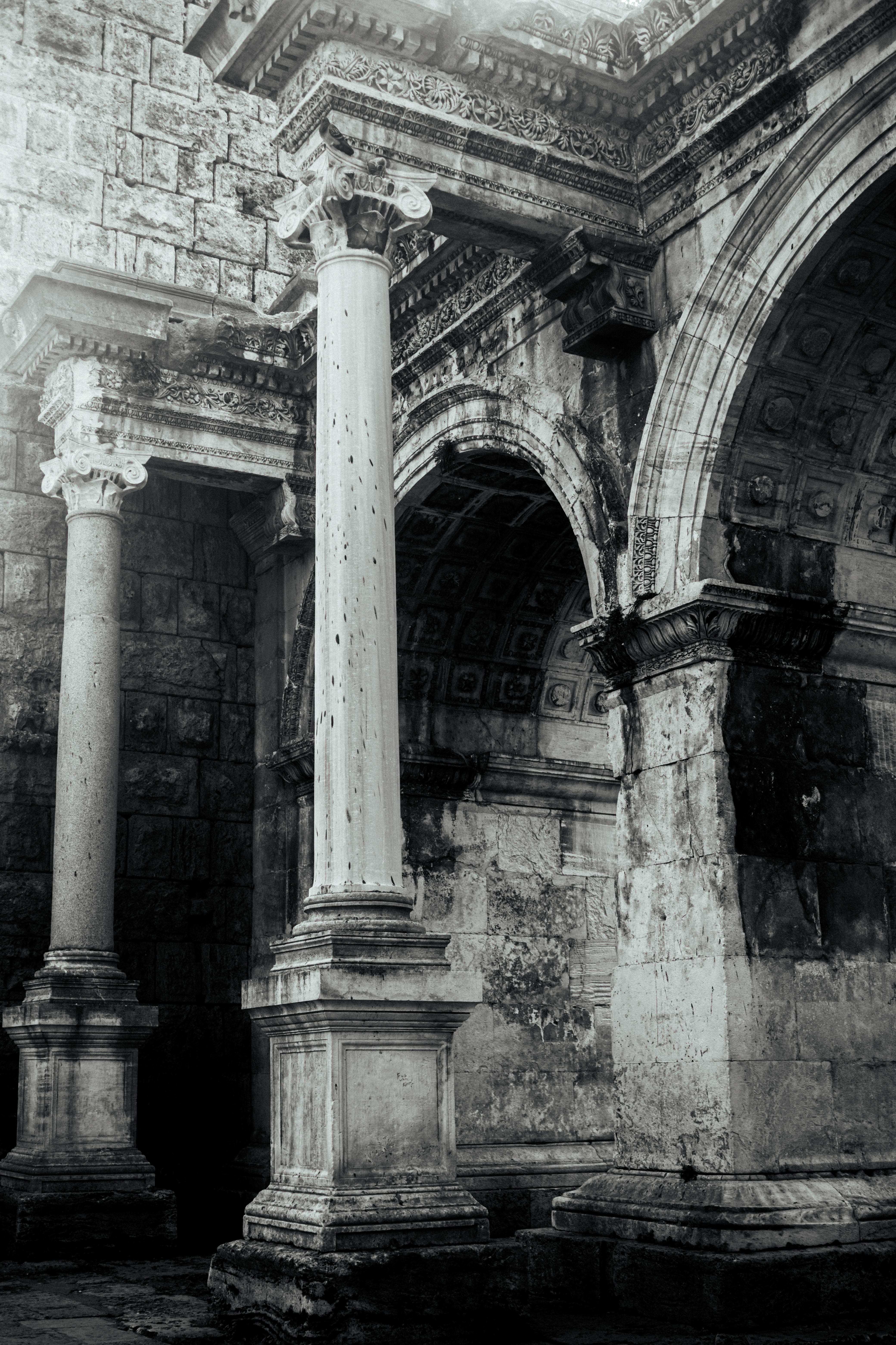 Ancient Roman Columns in Black and White · Free Stock Photo