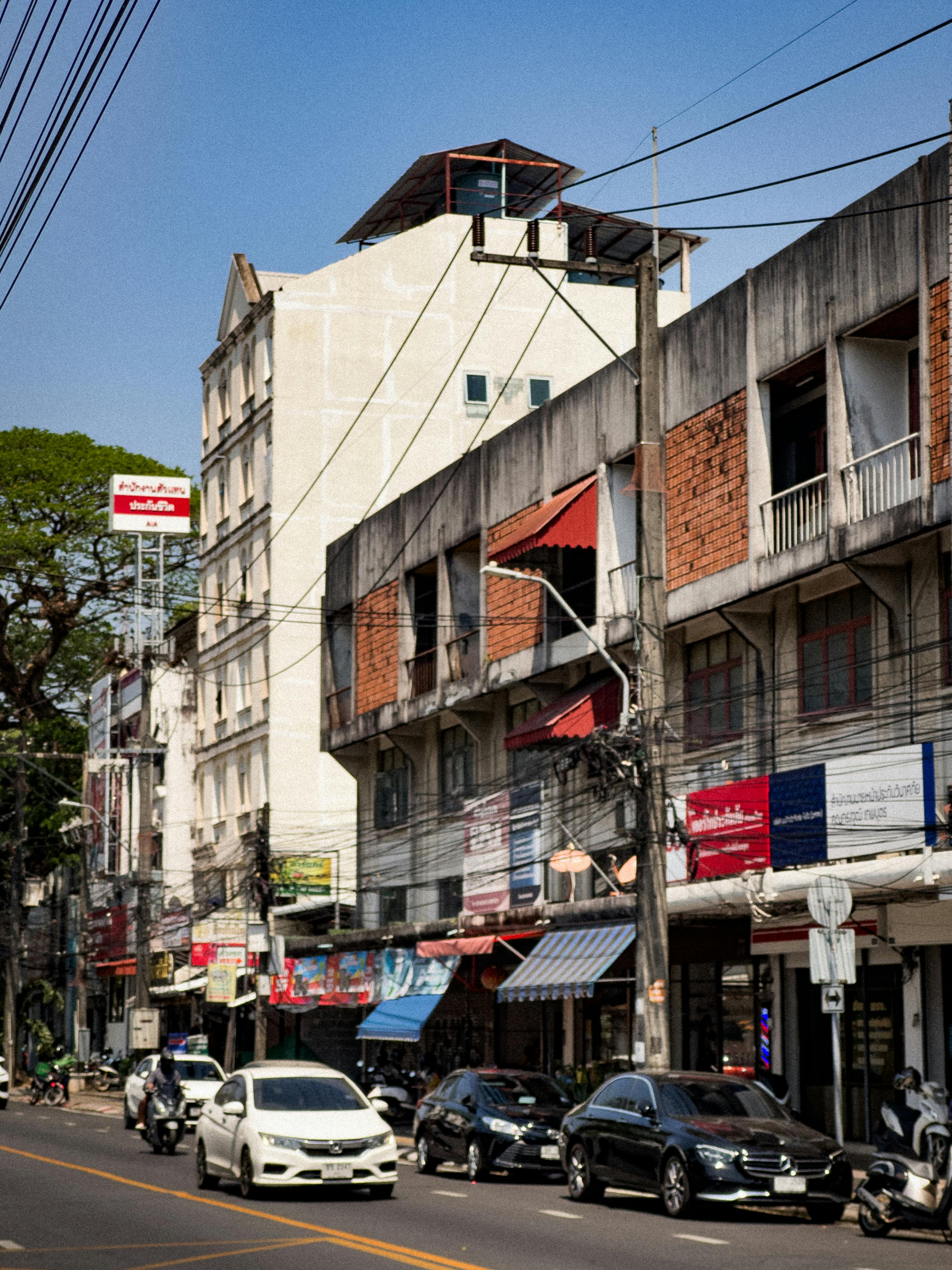 gratis Een levendig straatbeeld in de oude binnenstad van Phuket, met traditionele Thaise architectuur en een inkijkje in het dagelijks leven. Stockfoto