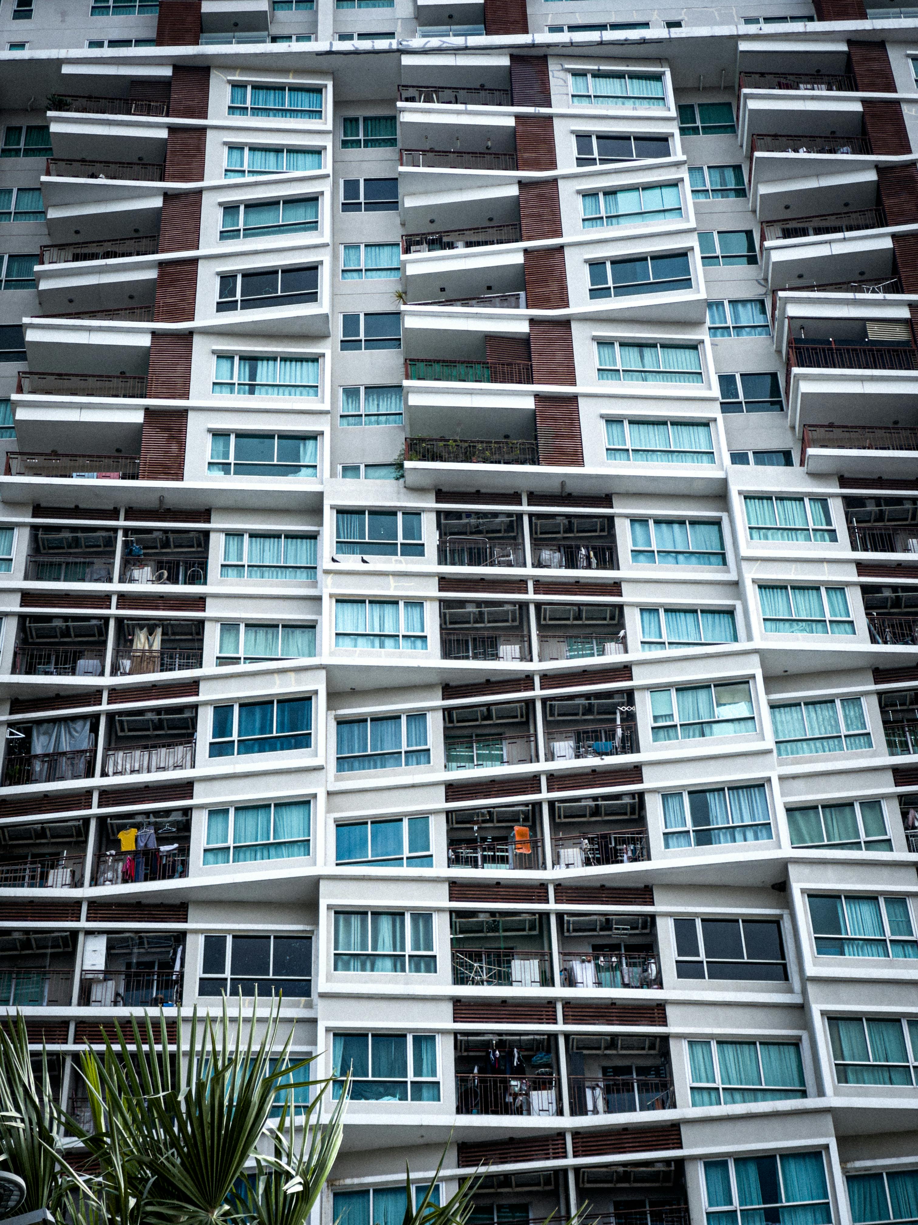 Gratis Facciata di un alto e moderno condominio a Bangkok con balconi e finestre. Foto a disposizione