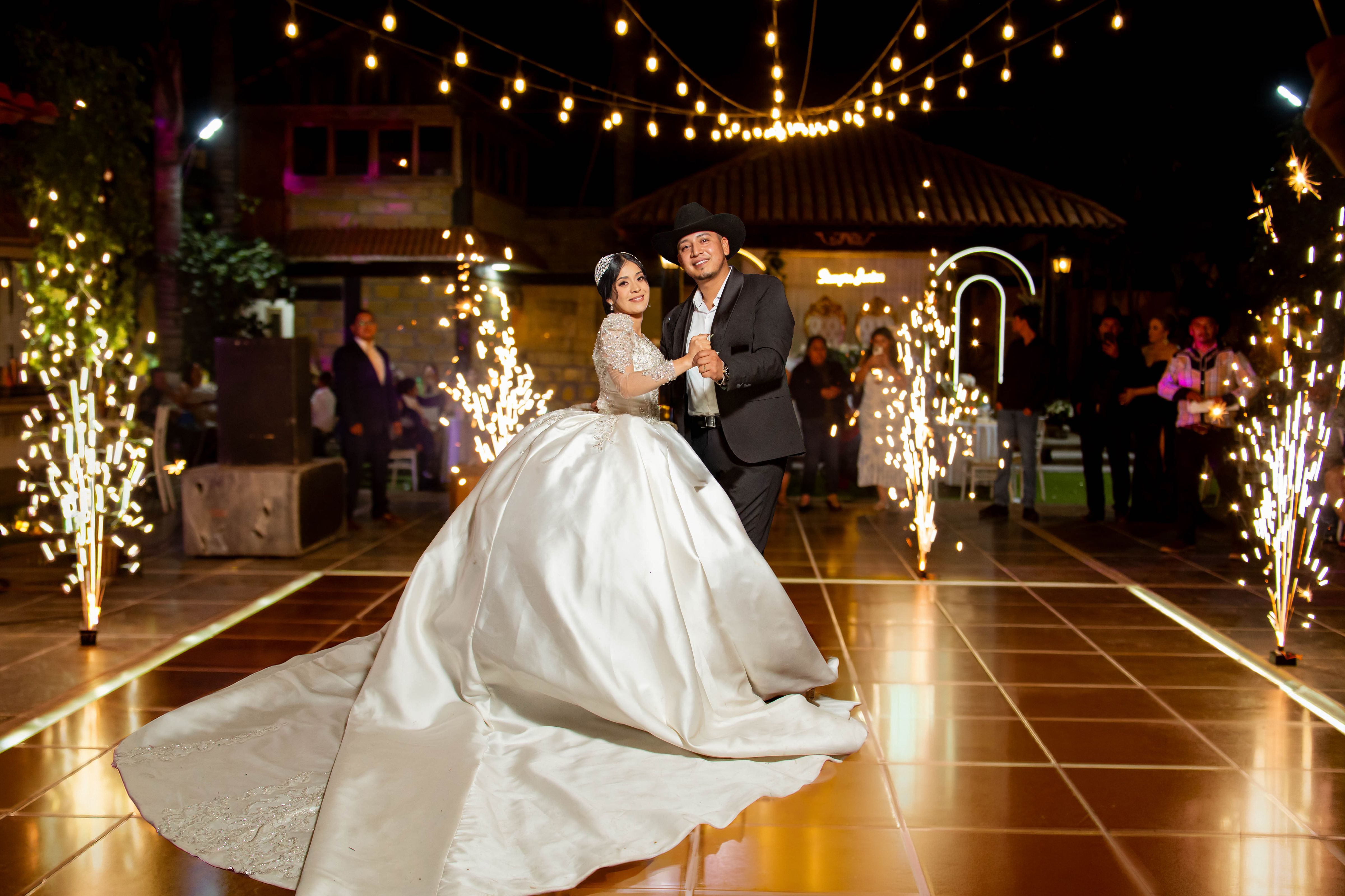Couple de mariés dansant lors d'une réception de mariage nocturne au Mexique