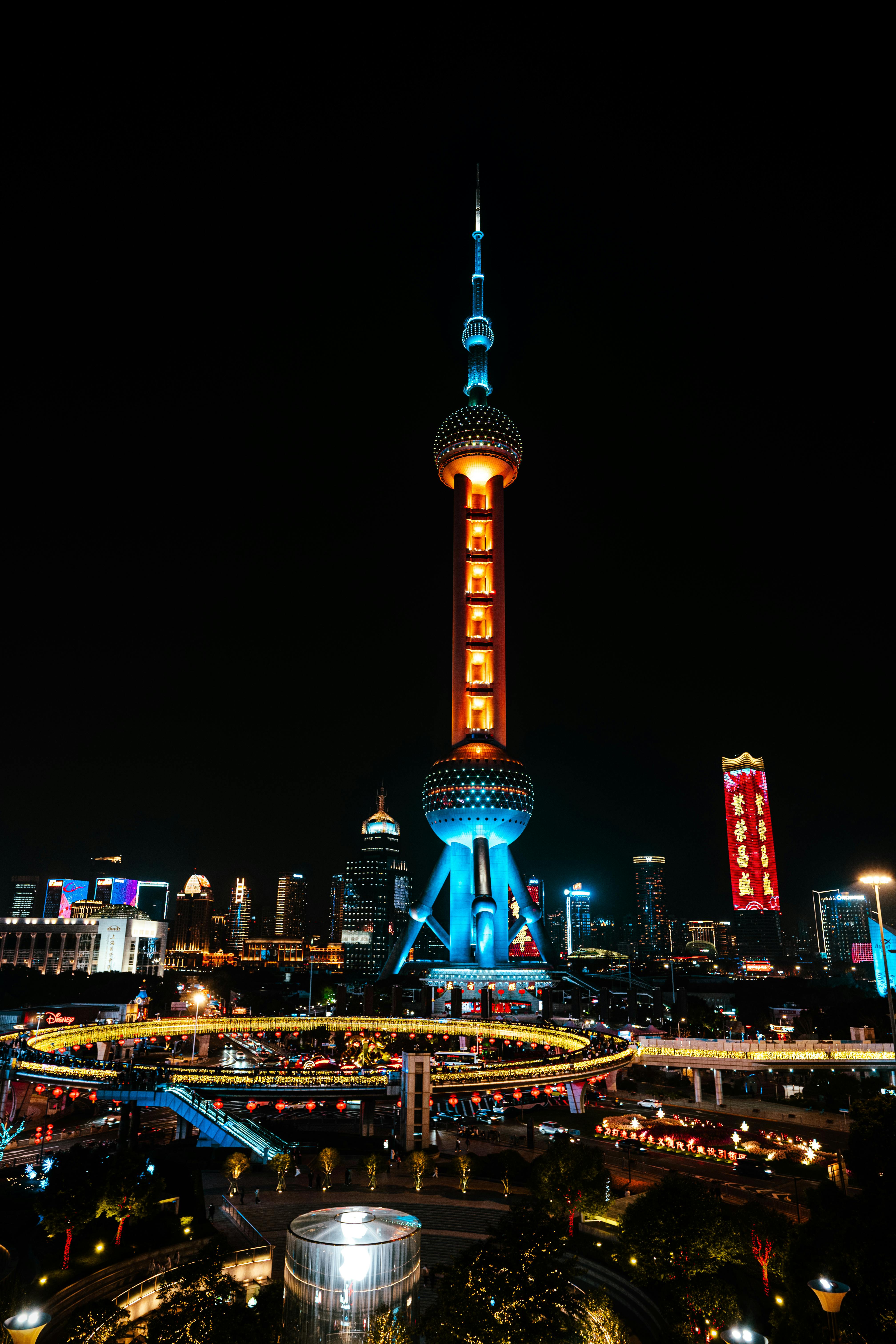 Gratis Splendida vista notturna dell'Oriental Pearl Tower a Shanghai, in Cina. Un punto culminante dello skyline. Foto a disposizione