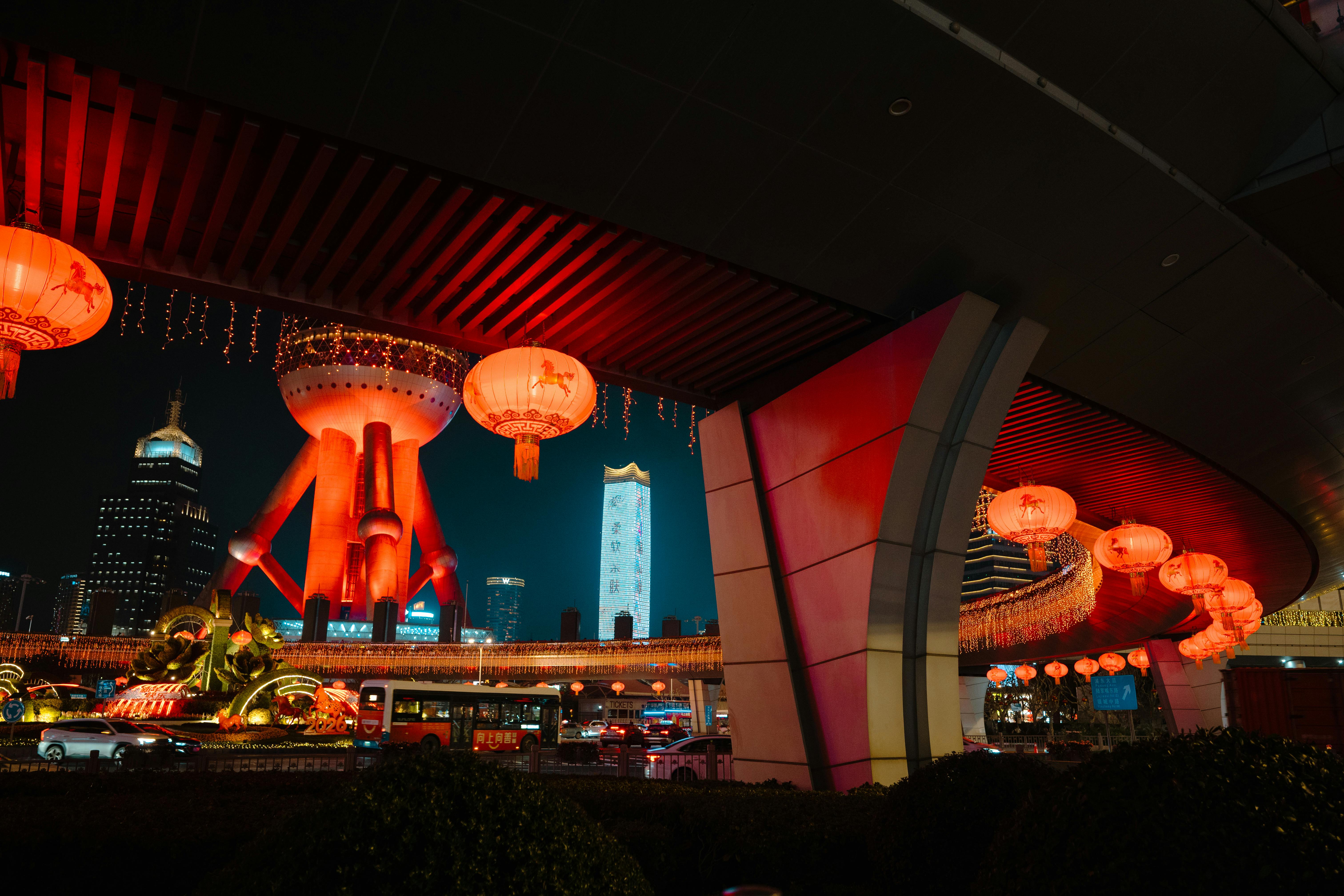 Gratis Vista affascinante dell'Oriental Pearl Tower di Shanghai di notte, illuminata dalle lanterne rosse. Foto a disposizione