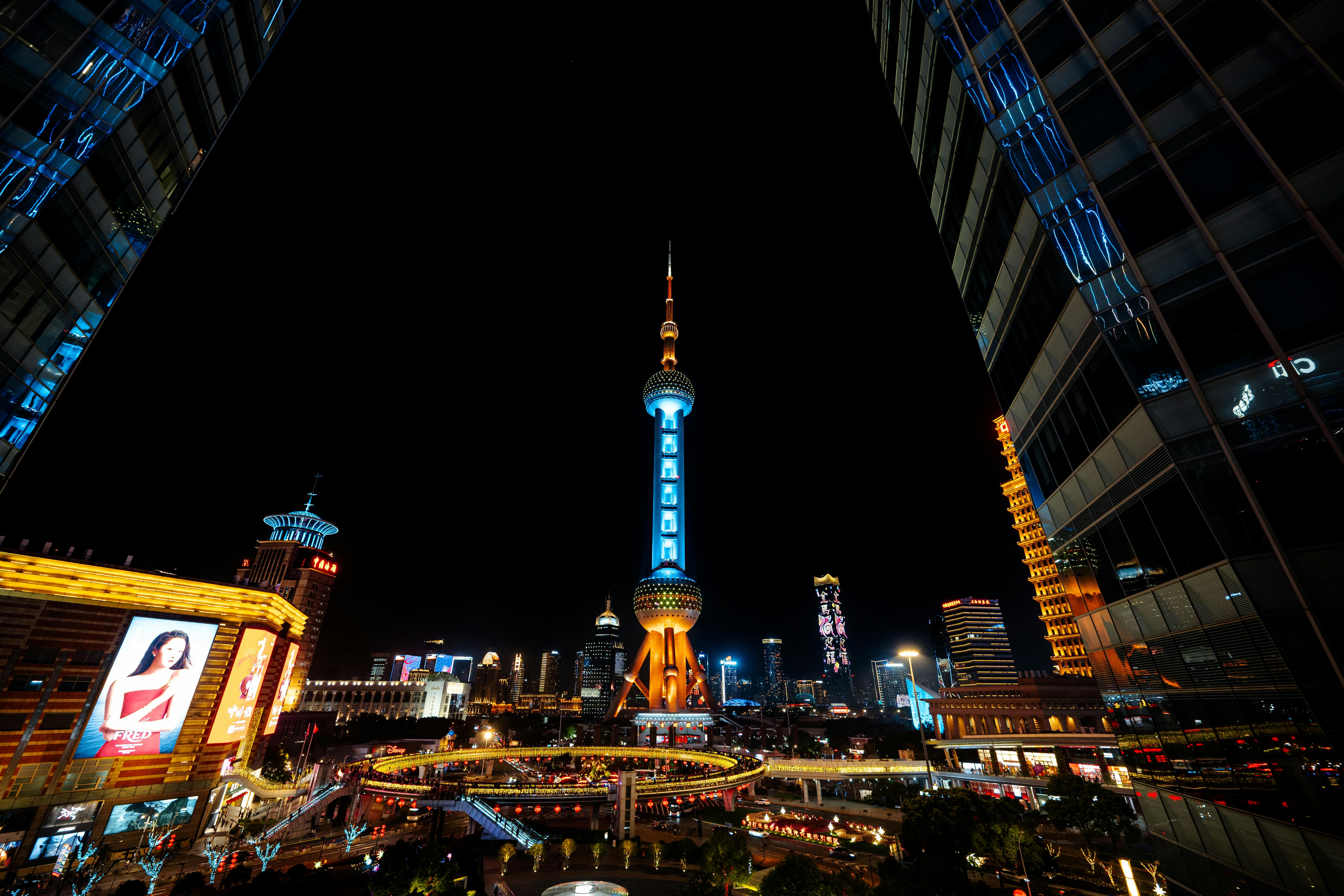 Gratis Affascinante panorama urbano dello skyline illuminato di Shanghai con l'iconica Oriental Pearl Tower. Foto a disposizione