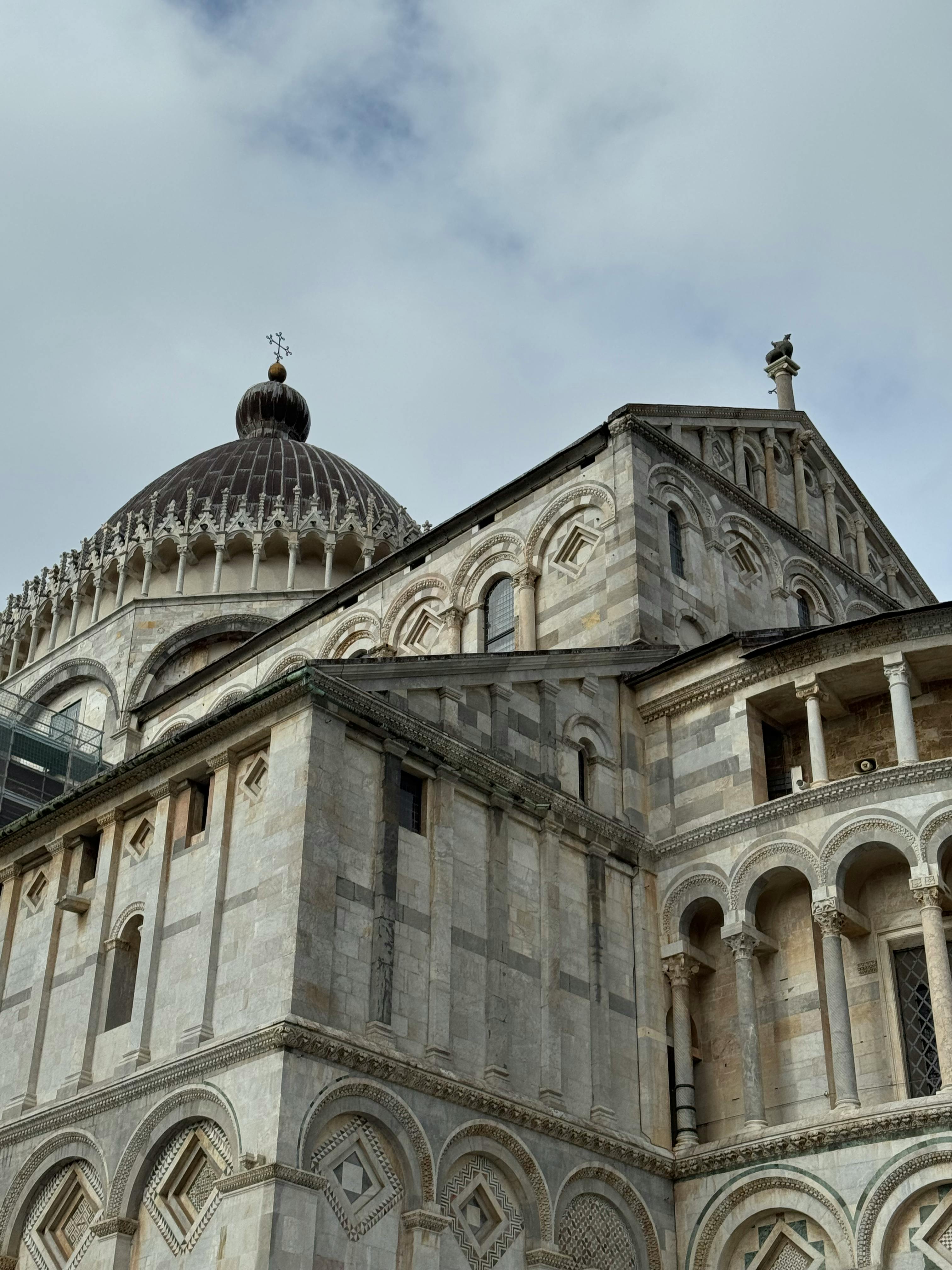 Gratis Uno splendido dettaglio architettonico del Duomo di Pisa sotto un cielo nuvoloso in Toscana, Italia. Foto a disposizione