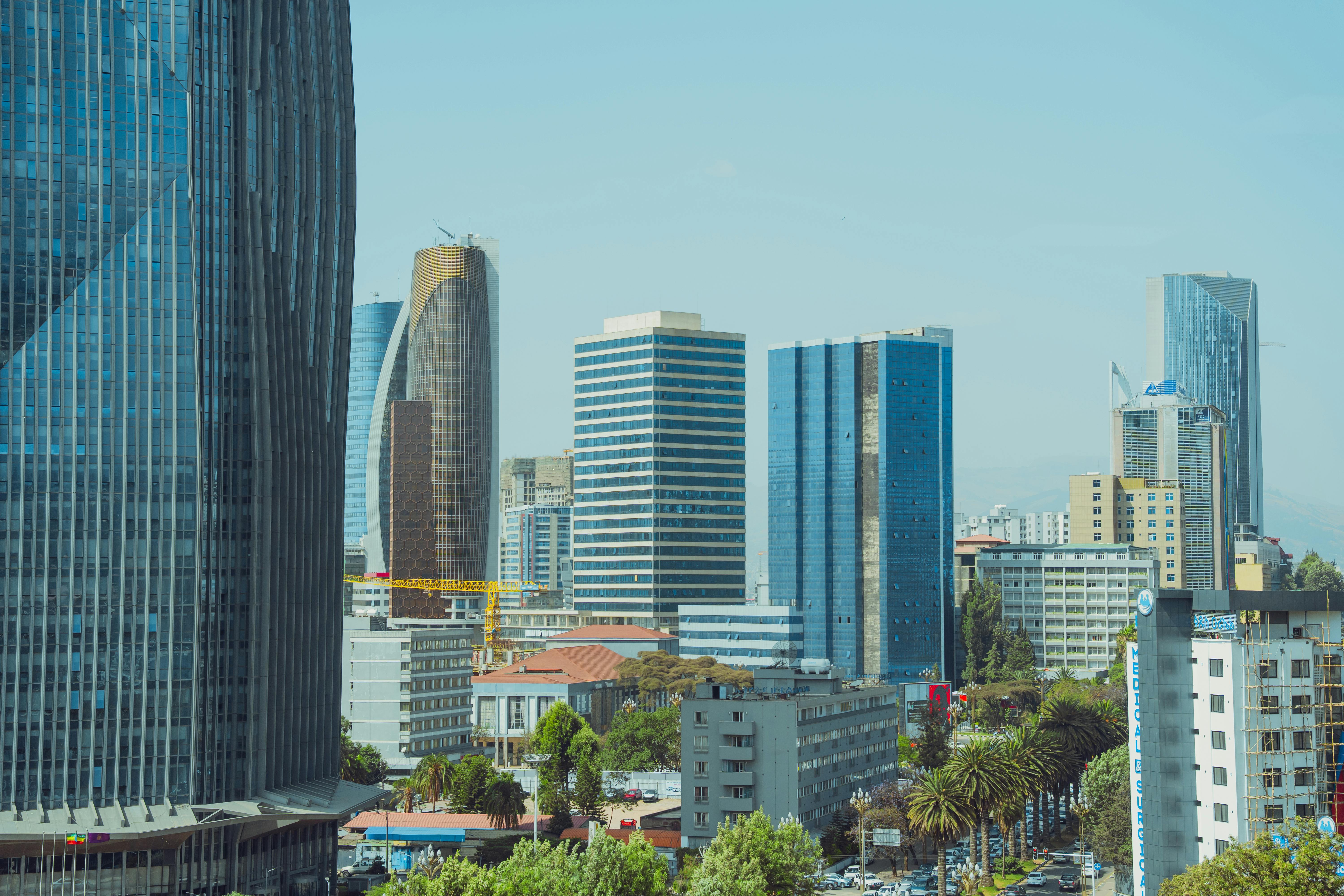 Gratis Esplora il moderno paesaggio urbano di Addis Abeba, caratterizzato da imponenti grattacieli e da un'architettura vivace. Foto a disposizione