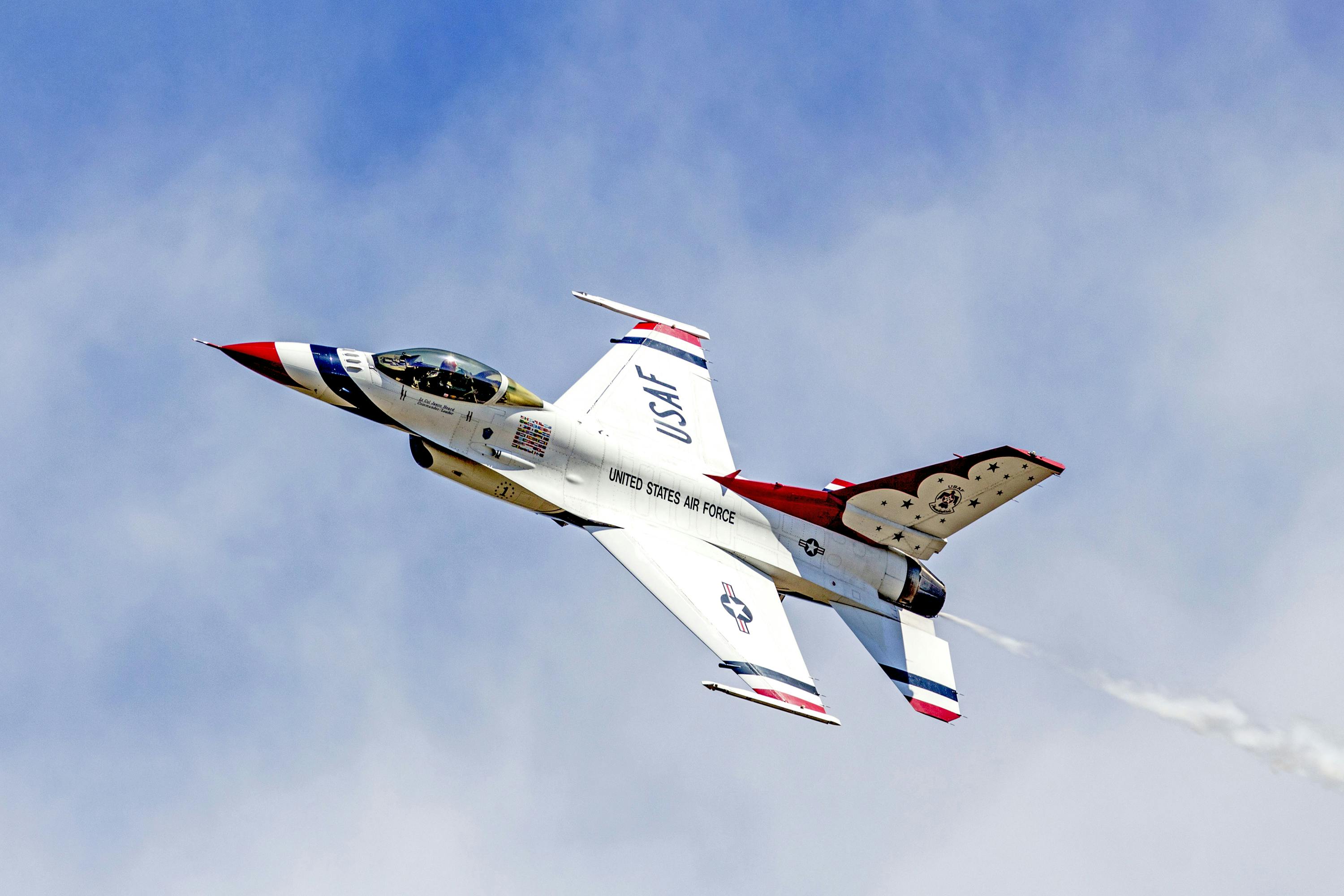 common:alt.prefix Ilmavoimien Thunderbirds F-16 -suihkuhävittäjä suorittaa ilmamanööveriä kirkasta taivasta vasten Titusvillessä Floridassa. common:alt.postfix