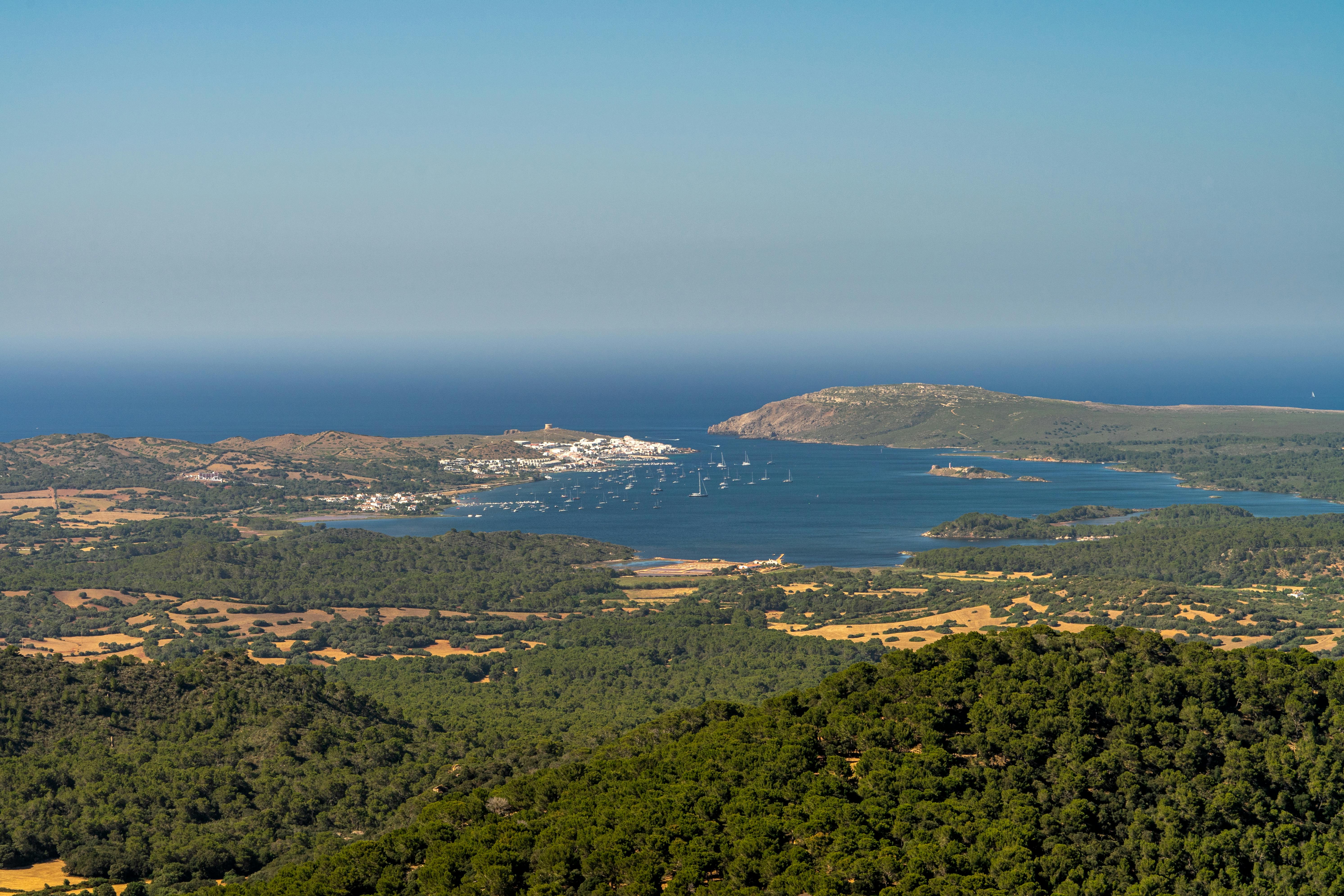 Gratis Vista aerea mozzafiato di Ciutadella, Isole Baleari, con vista sul Mar Mediterraneo e paesaggi lussureggianti. Foto a disposizione