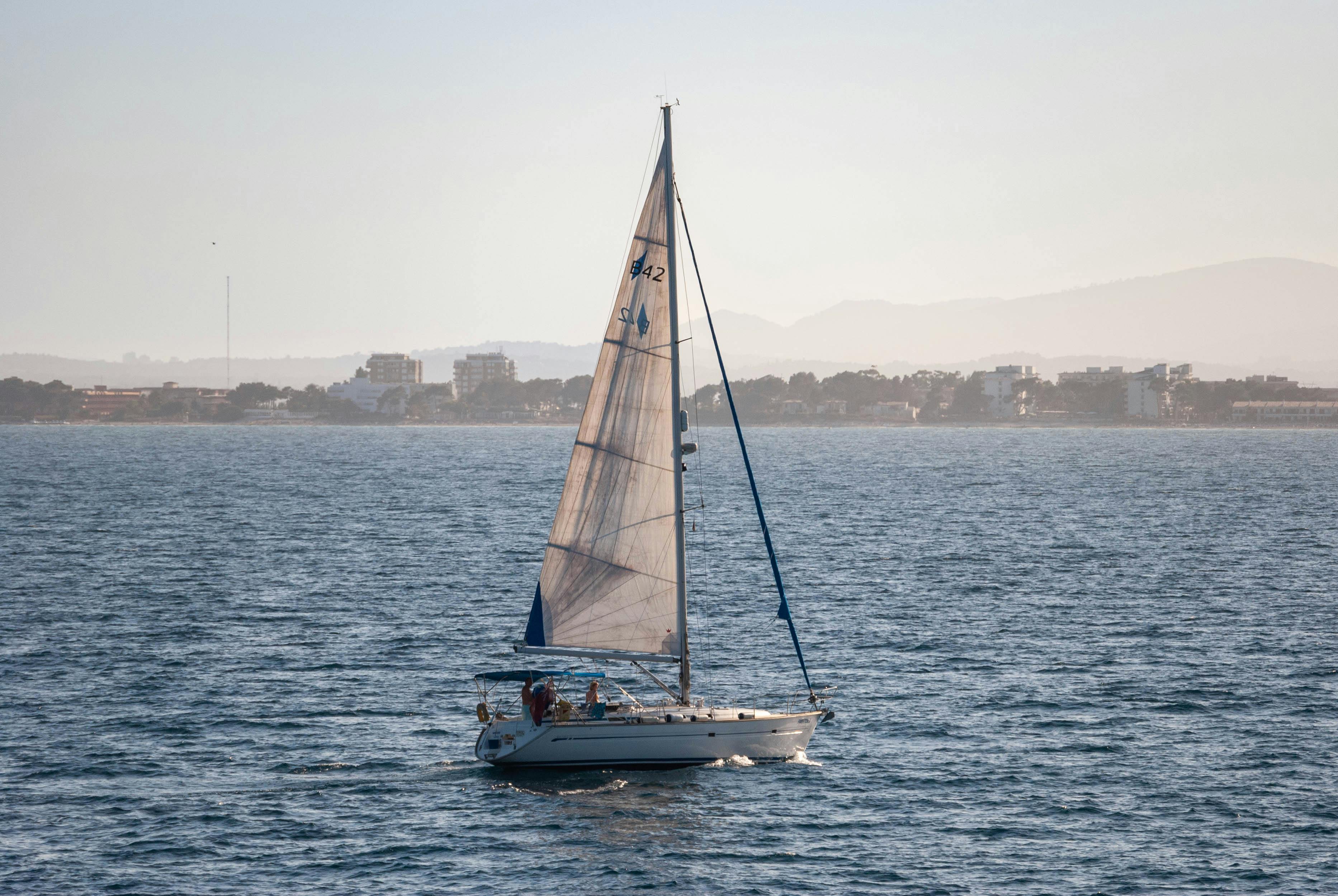 Gratis Esperienza di navigazione serena nel Mar Mediterraneo vicino alle Isole Baleari. Foto a disposizione