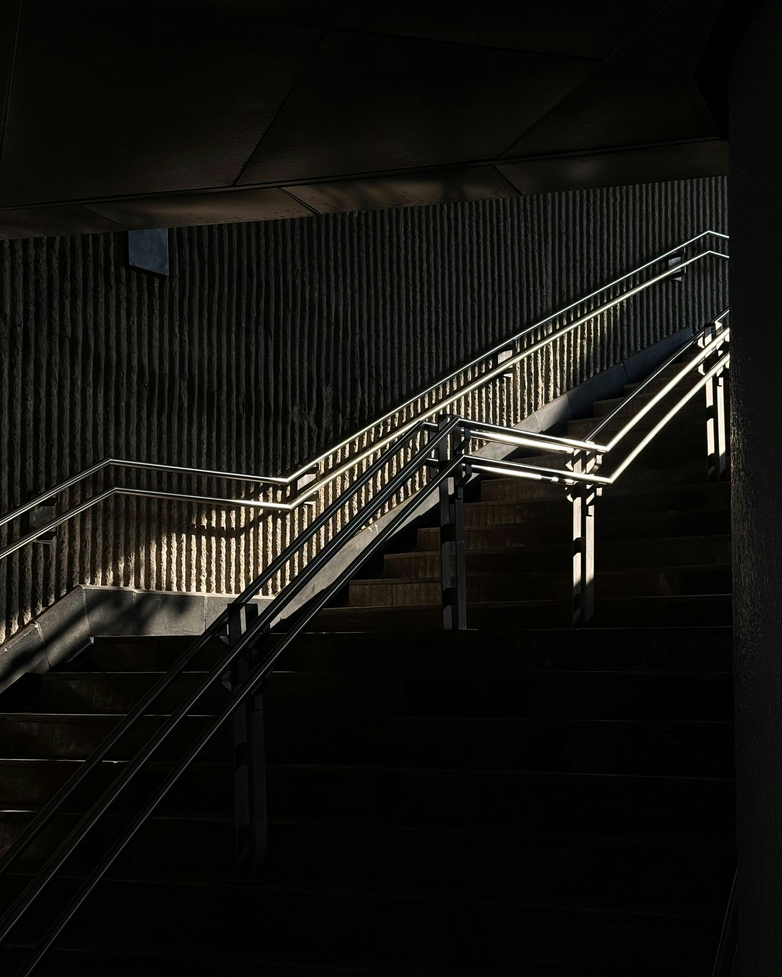 Ücretsiz Meksika Şehri'nde, zıt gölge ve ışık oyunlarıyla dikkat çeken, kasvetli bir şehir merdiveni. Stok Fotoğraflar
