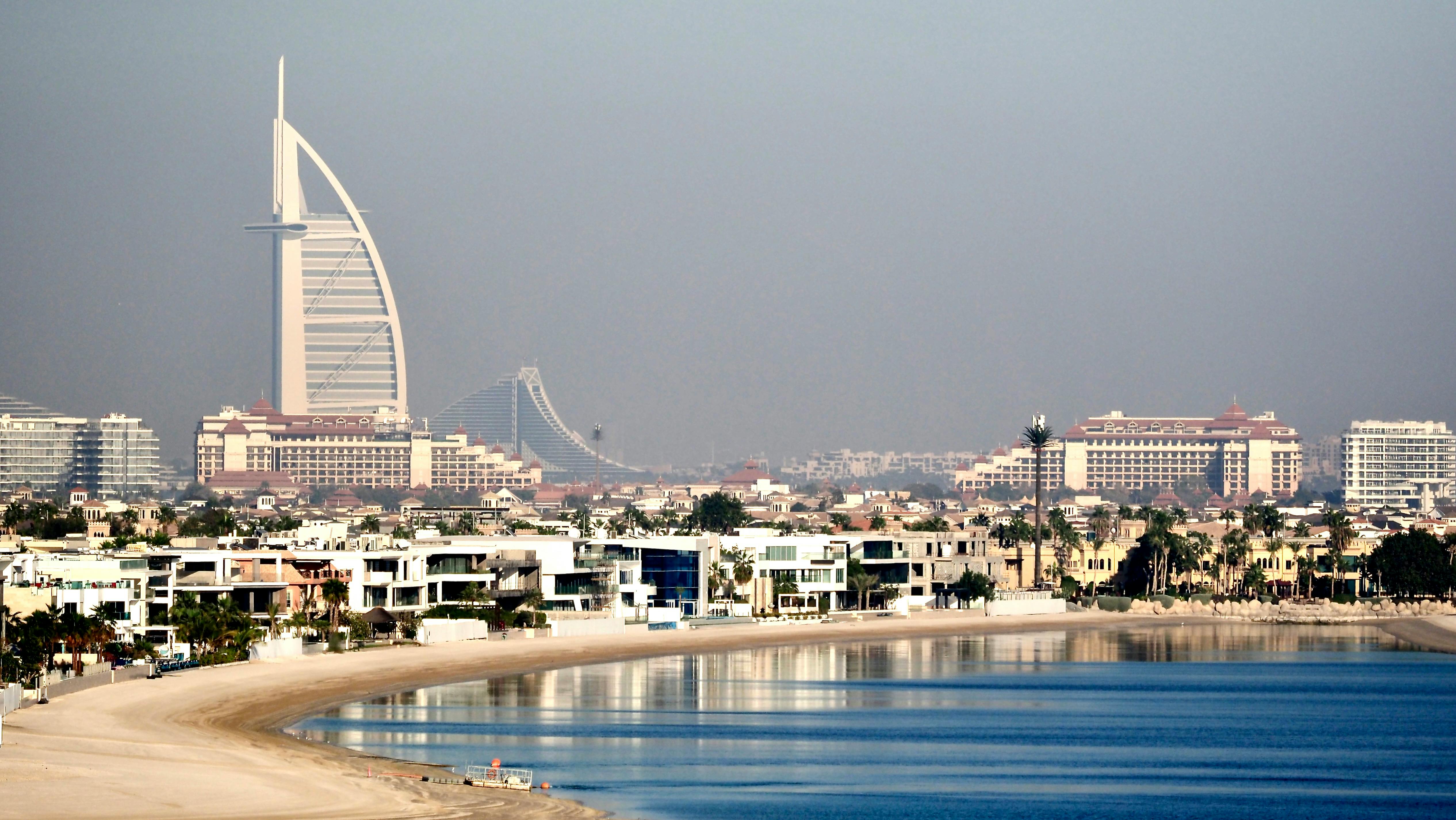 Ilmainen Kaunis näkymä Dubain horisonttiin Burj Al Arabin ja rannikkoarkkitehtuurin kanssa aurinkoisena päivänä. Kuvapankkikuva