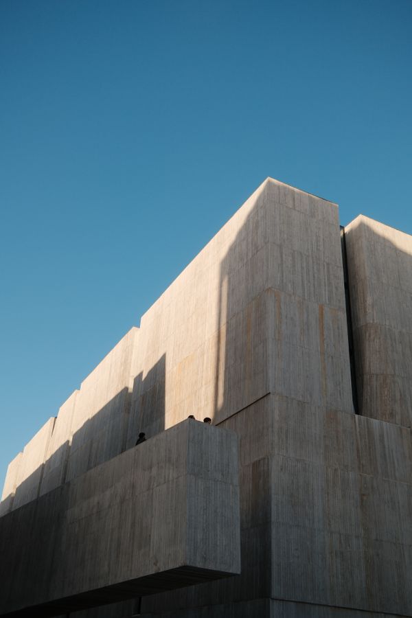 Loft Fábrica: fachada de concreto retrofit em edifício industrial