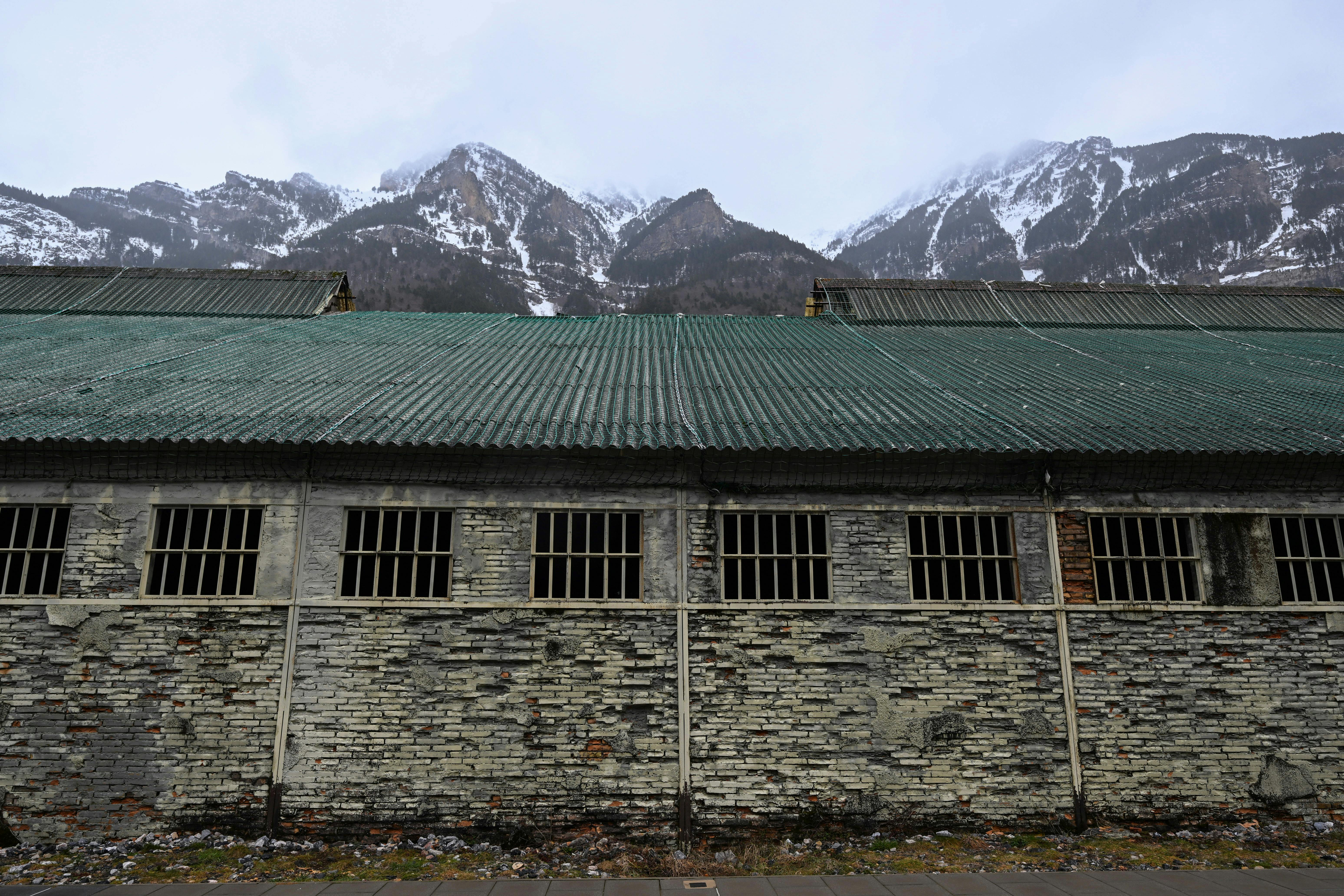 Gratis Stazione abbandonata di Canfranc in Aragona con i Pirenei sullo sfondo. Foto a disposizione
