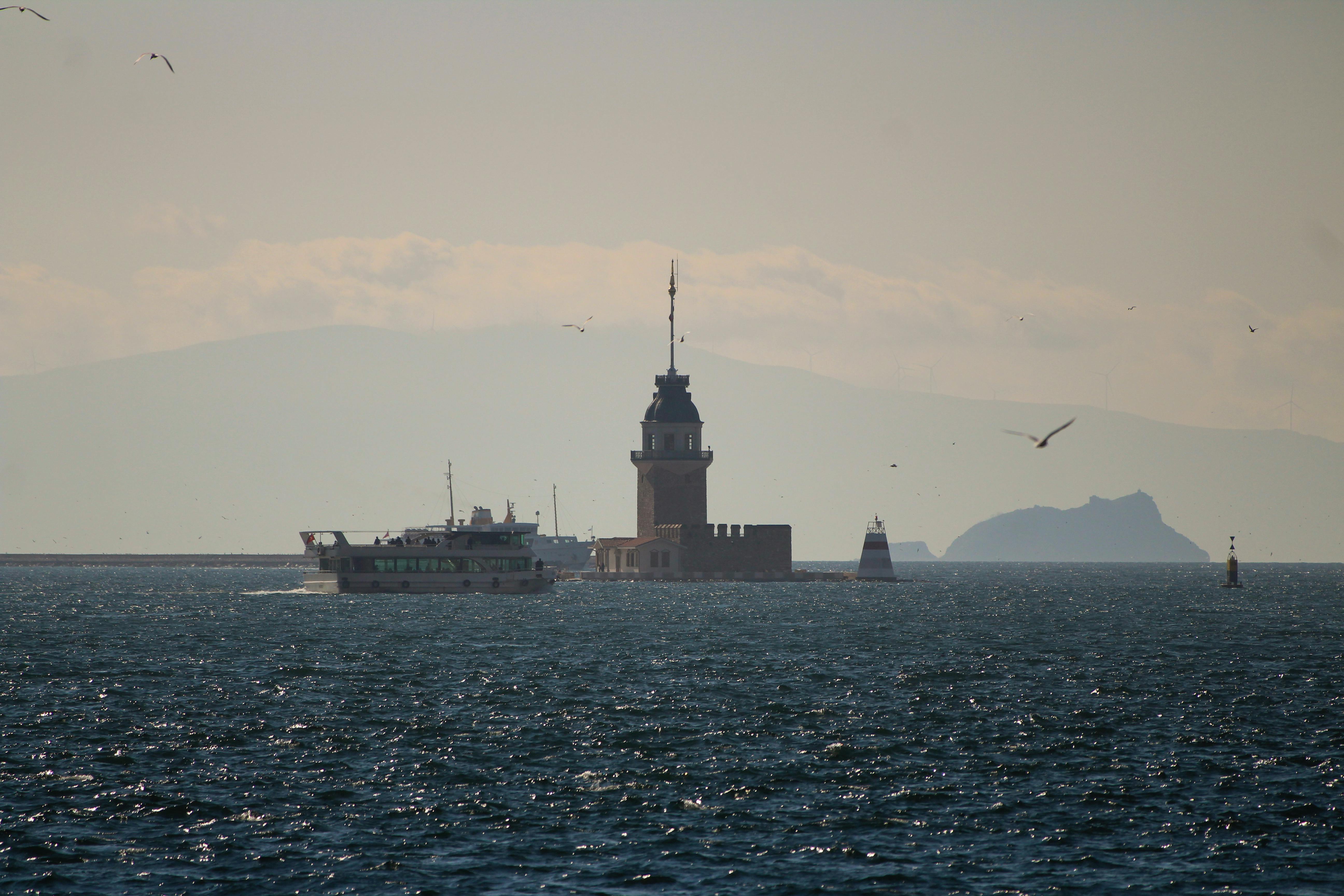 Gratis Una serena acquisizione della Torre della Fanciulla con il traghetto nelle scintillanti acque di Istanbul. Foto a disposizione