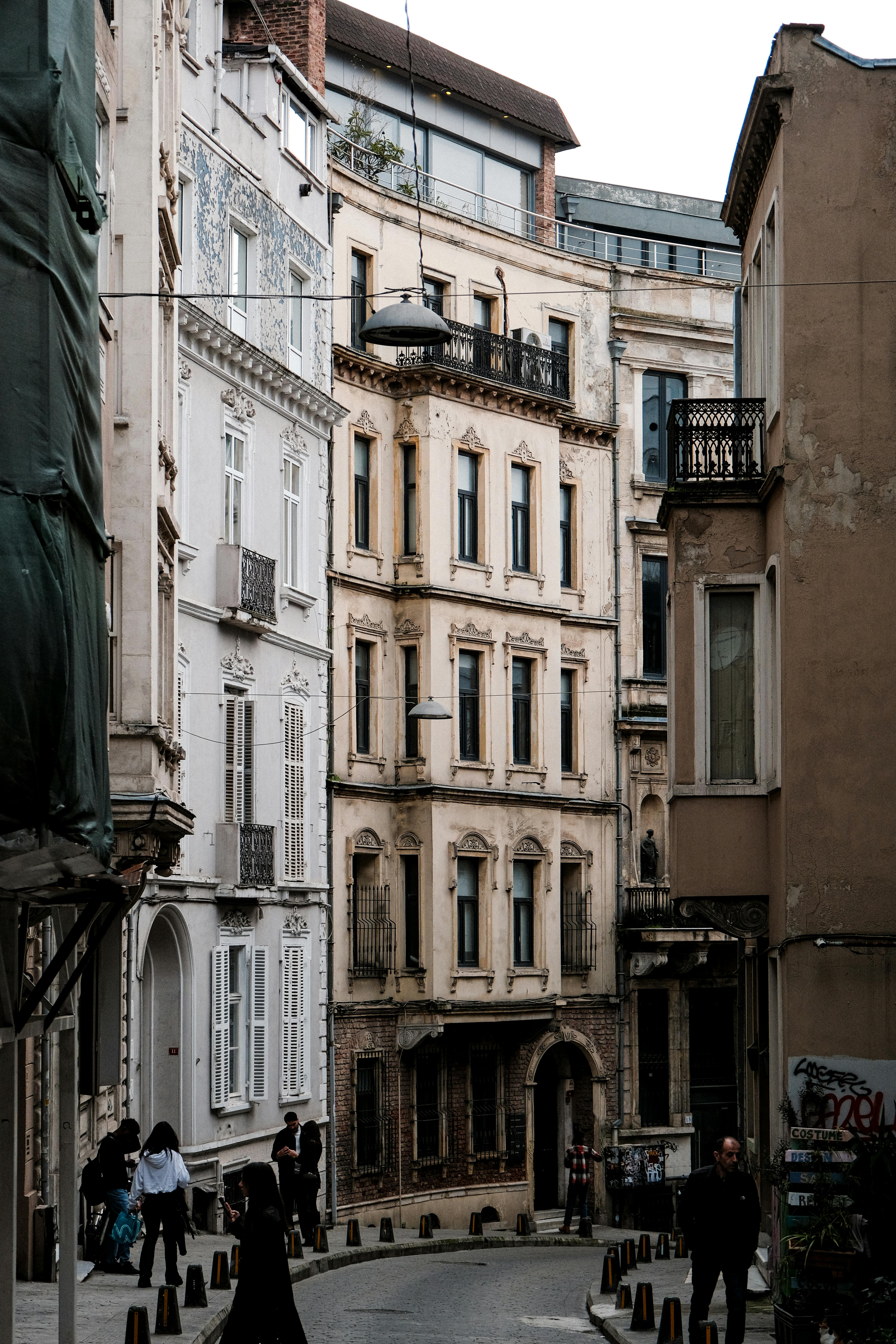 Ilmainen Viehättävä eurooppalainen katu vintage-arkkitehtuurilla ja jalankulkijoilla, täydellinen kaupunkien tutkimusmatkailua ajatellen. Kuvapankkikuva