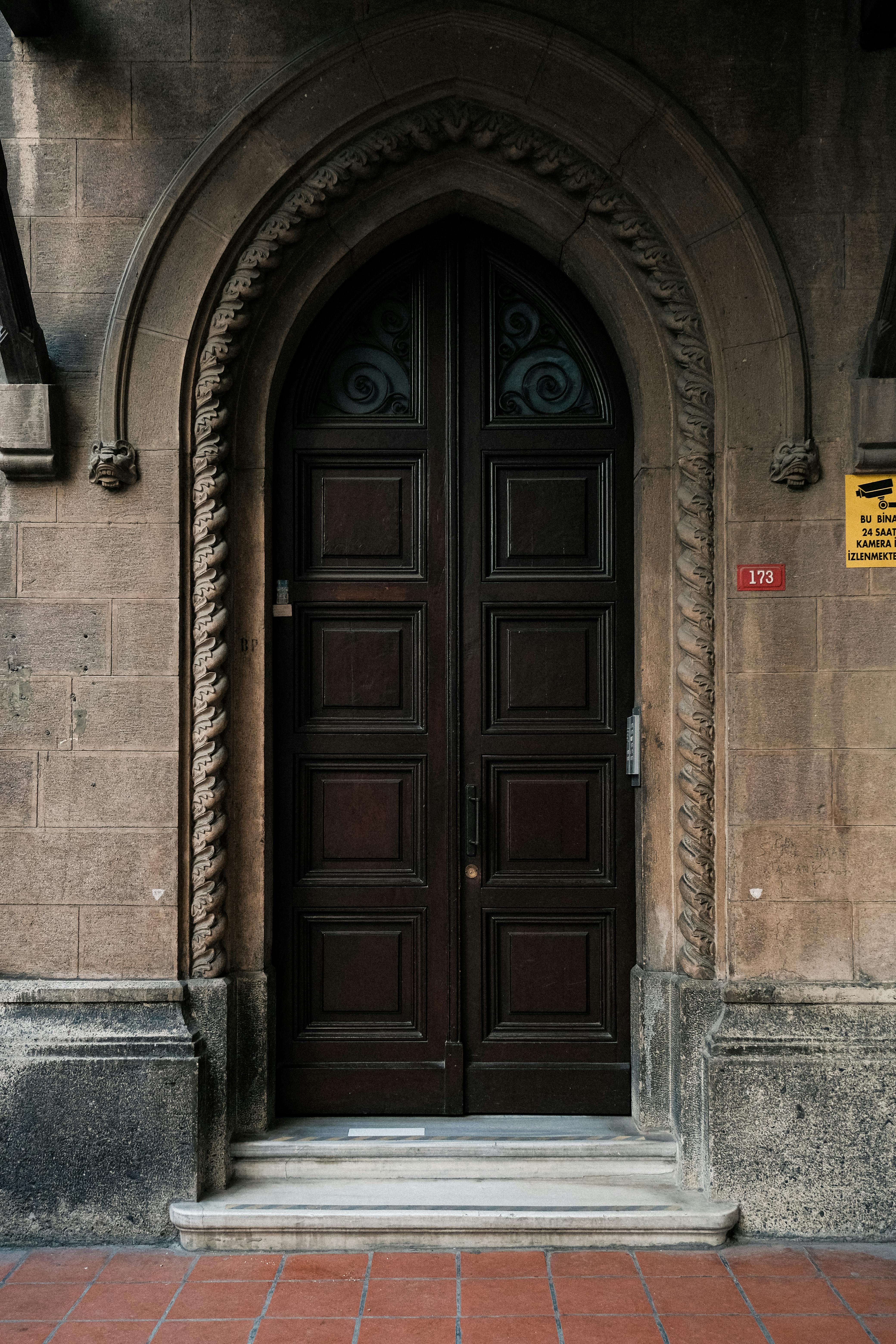 ingyenes Bonyolult, gótikus stílusú, boltíves részletekkel díszített faajtó, amely tökéletes a történelmi építészeti témákhoz. Stockfotó