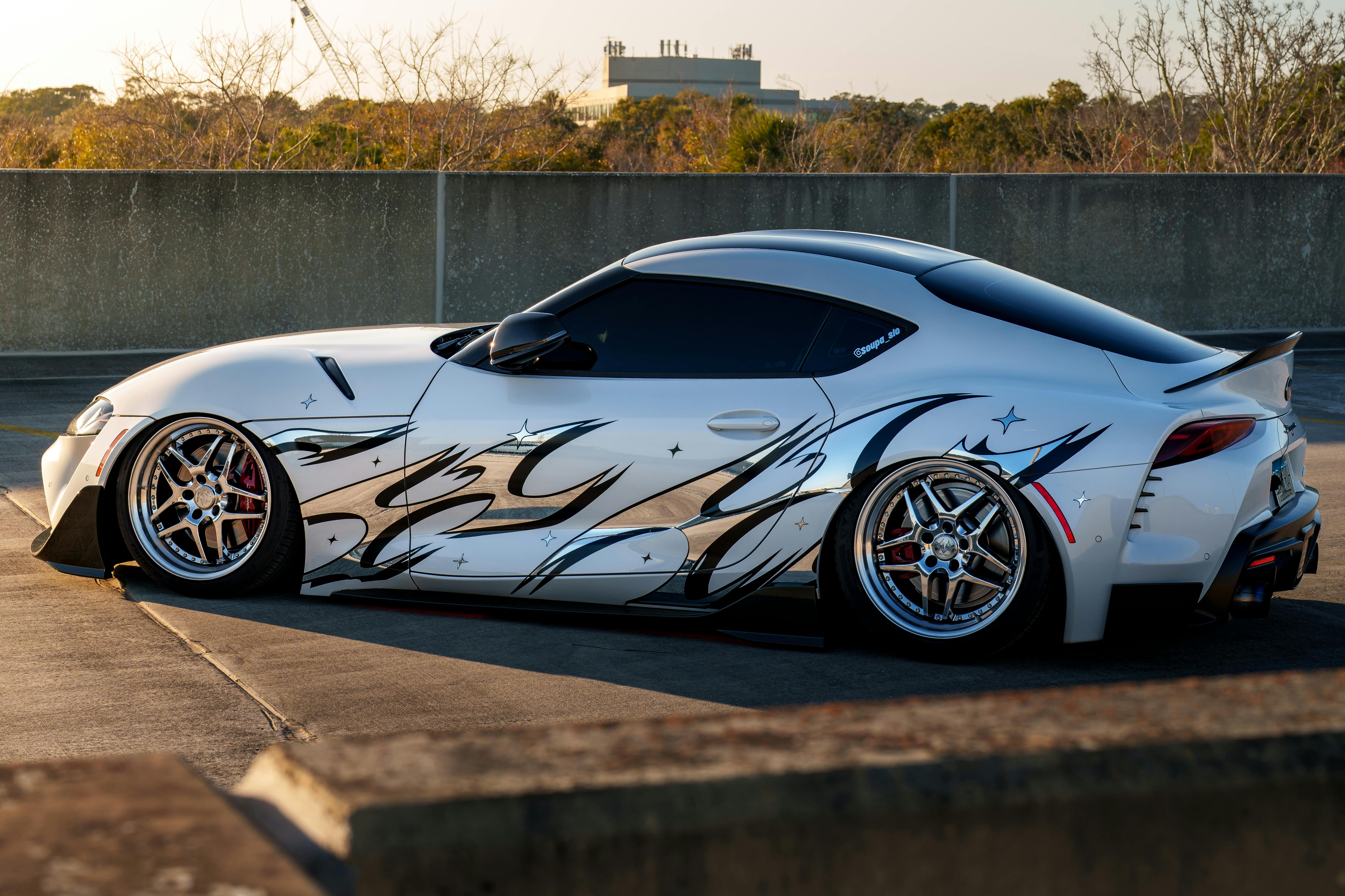 Gratis Immagine gratuita di ambiente esterno, appassionato di auto, auto d'argento Foto a disposizione