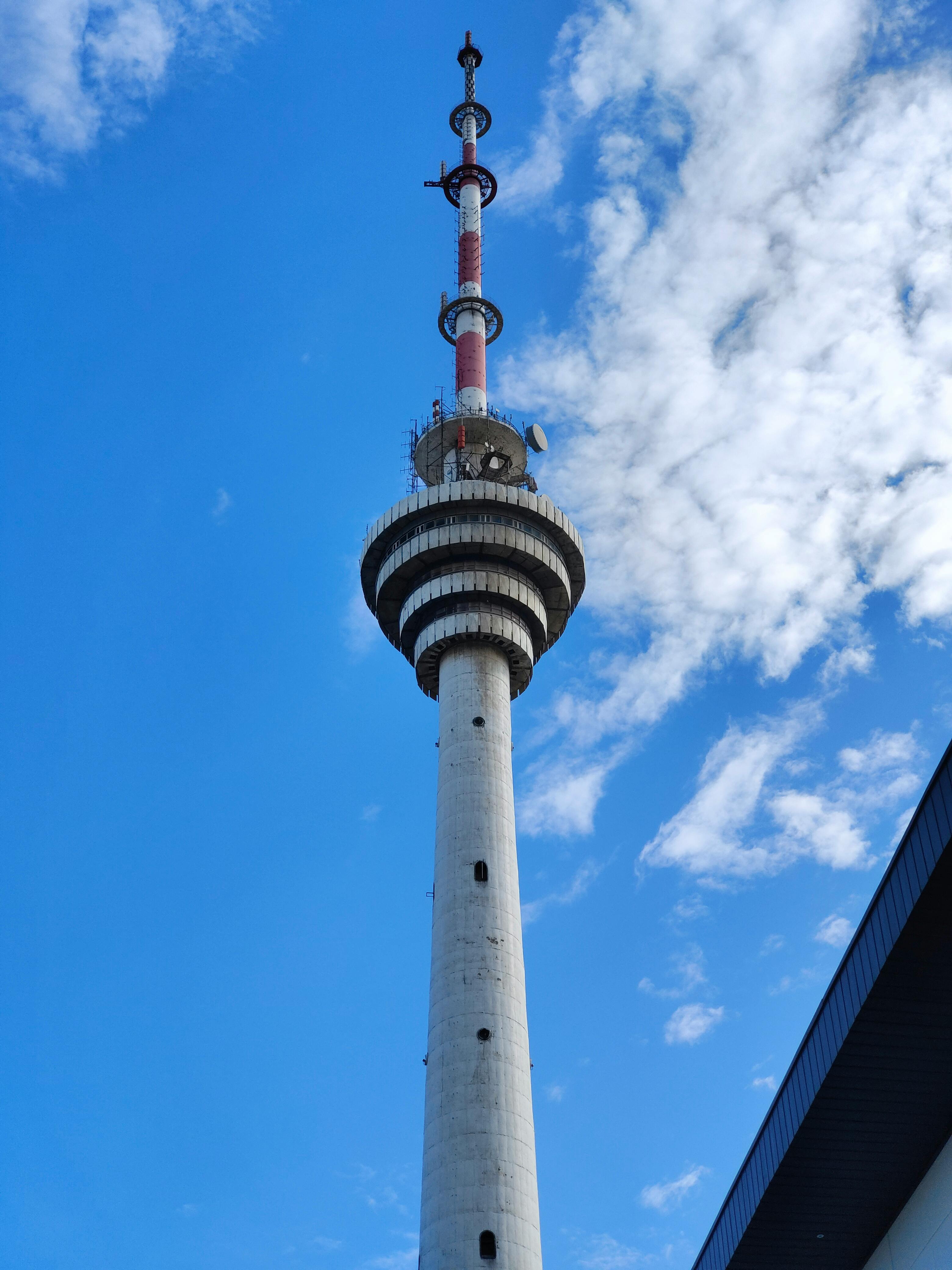 ฟรี หอโทรทัศน์บากูอันเป็นสัญลักษณ์โดดเด่นตั้งตระหง่านท่ามกลางท้องฟ้าสีครามสดใส เน้นให้เห็นถึงความโดดเด่นของการออกแบบทางสถาปัตยกรรม คลังภาพถ่าย