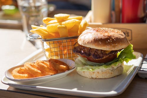 Foto Hamburger Dekat Kentang Goreng