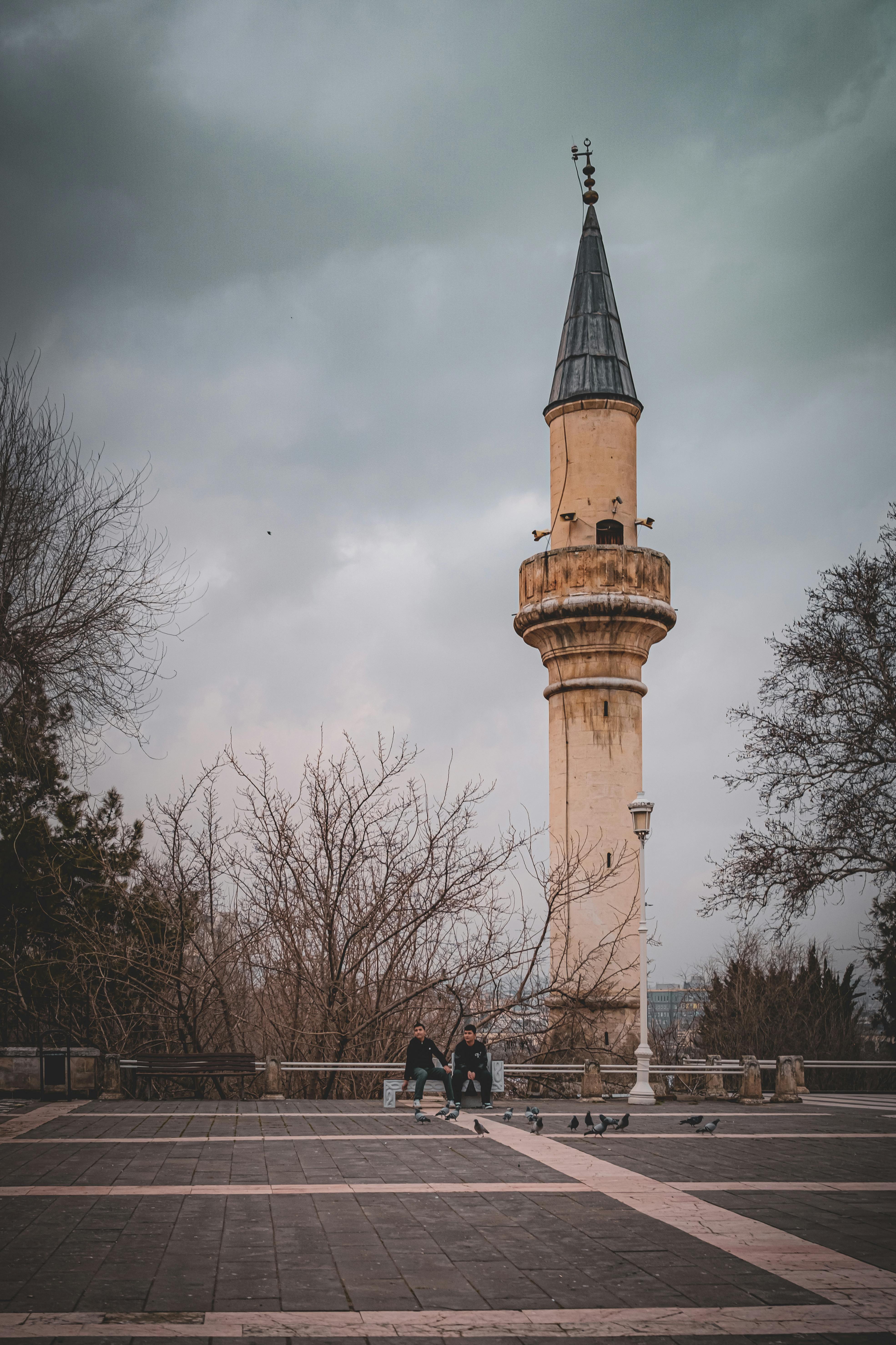 Gratis Una scena serena che ritrae uno storico minareto a Gaziantep, in Turchia, con persone che si rilassano nelle vicinanze. Foto a disposizione