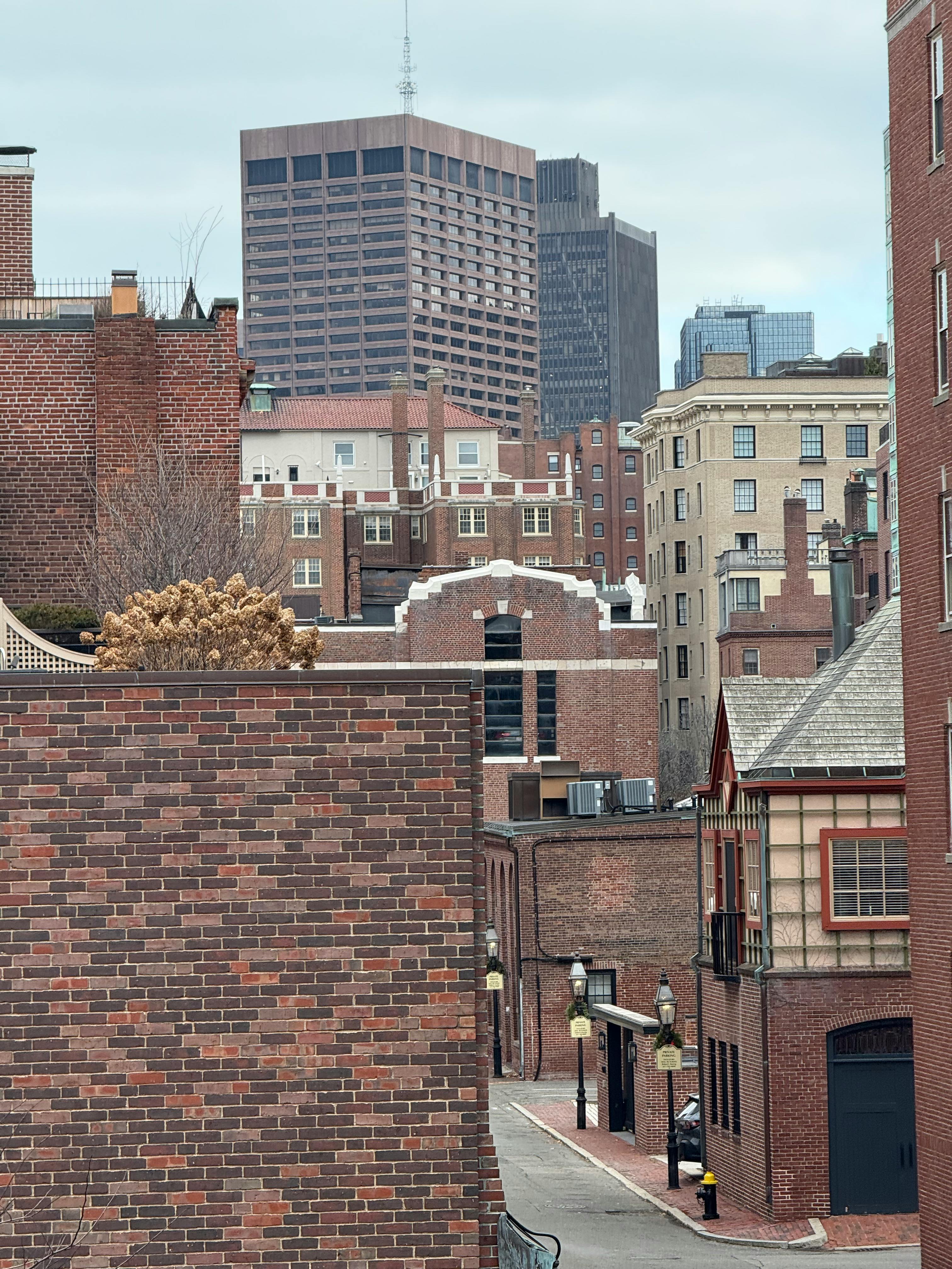 Gratis Una vista dei classici edifici in mattoni nello storico quartiere Back Bay di Boston, con lo skyline urbano. Foto a disposizione