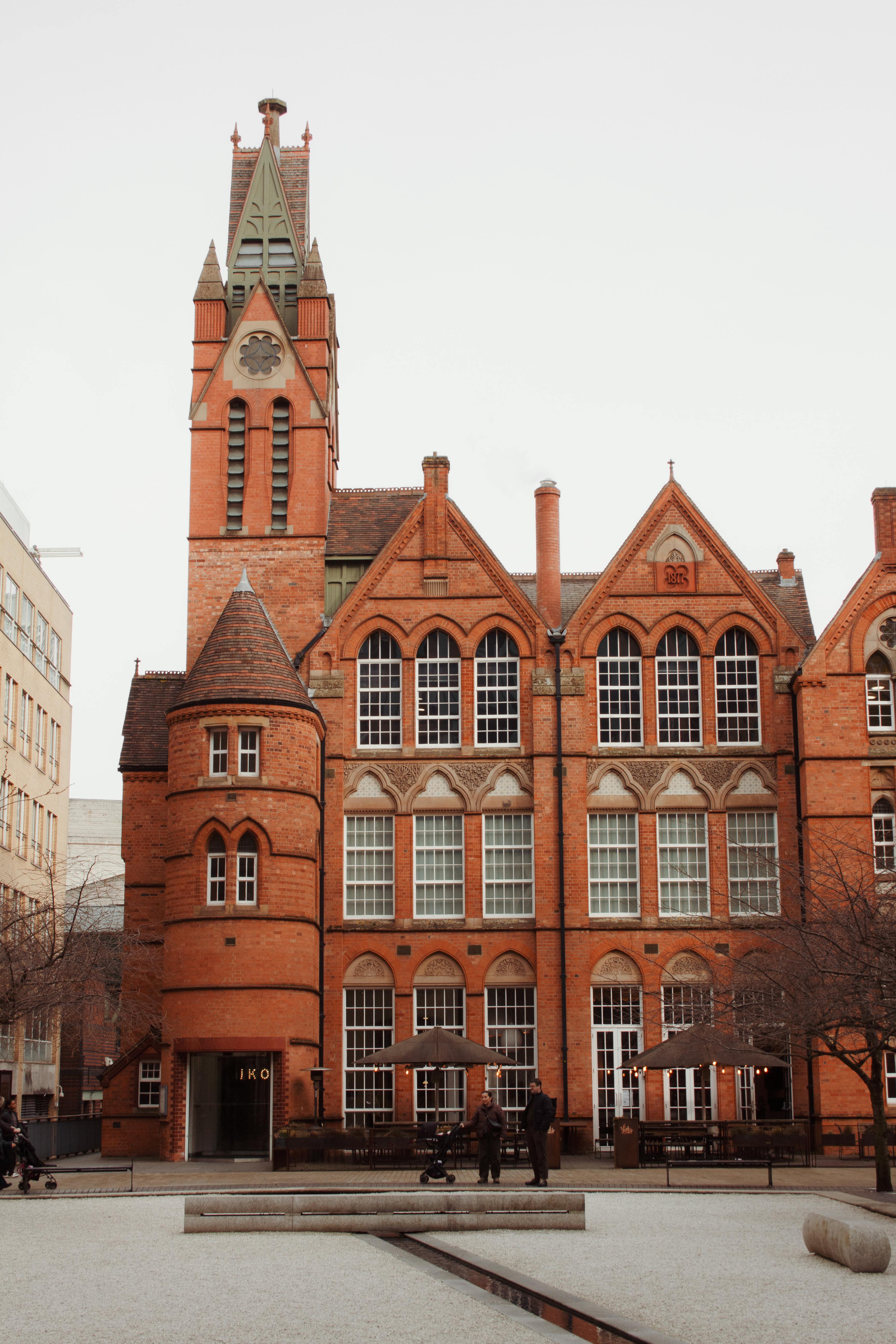 bezplatná Krásná architektura z červených cihel v Birminghamu ve Velké Británii, která představuje historický design. Základová fotografie