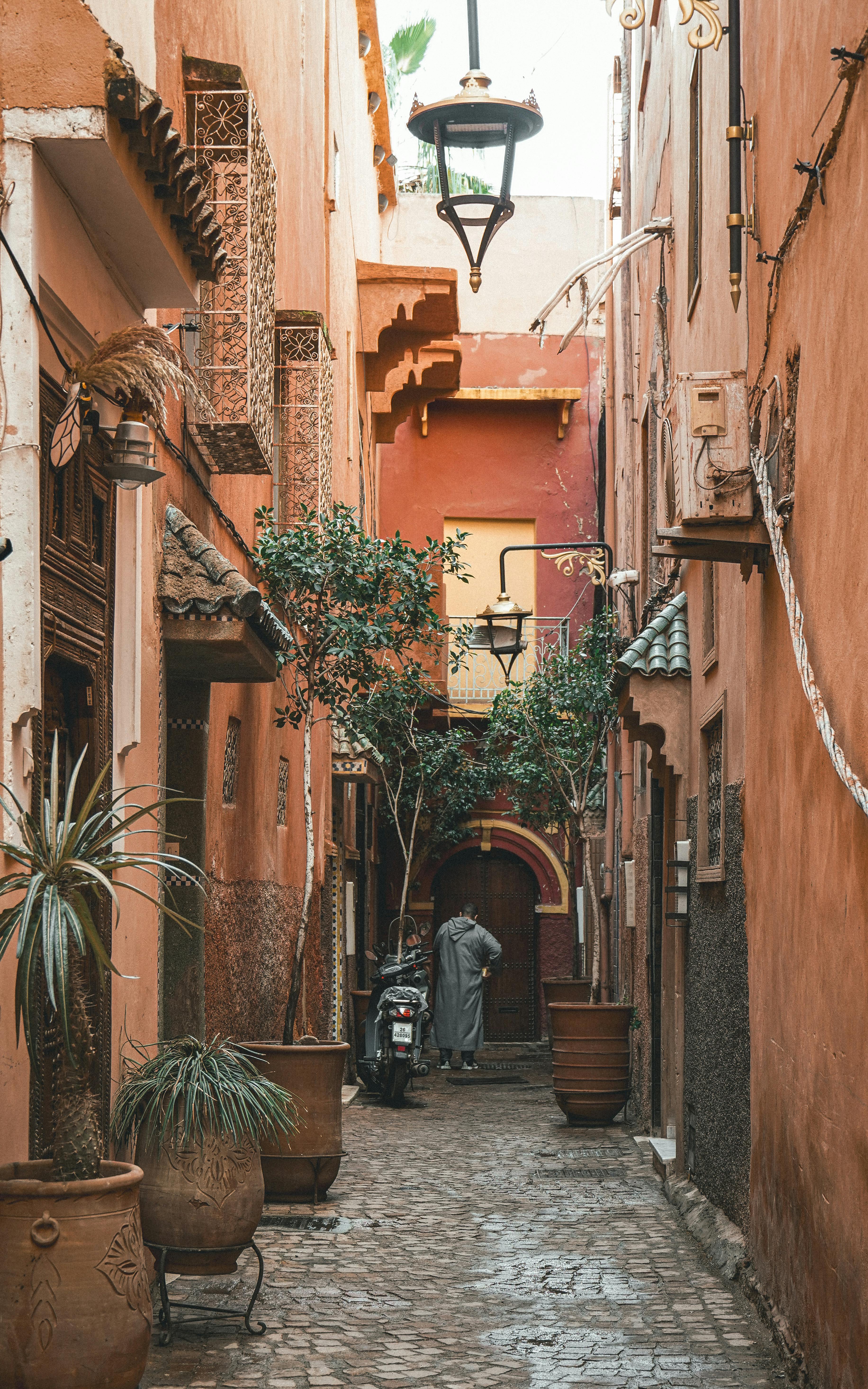 Gratis Esplora i vivaci vicoli di Marrakech, con la sua splendida architettura islamica e i caldi toni della terra. Foto a disposizione
