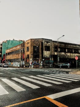 葡萄牙马托西尼奥斯一座废弃工业建筑上涂鸦的城市场景