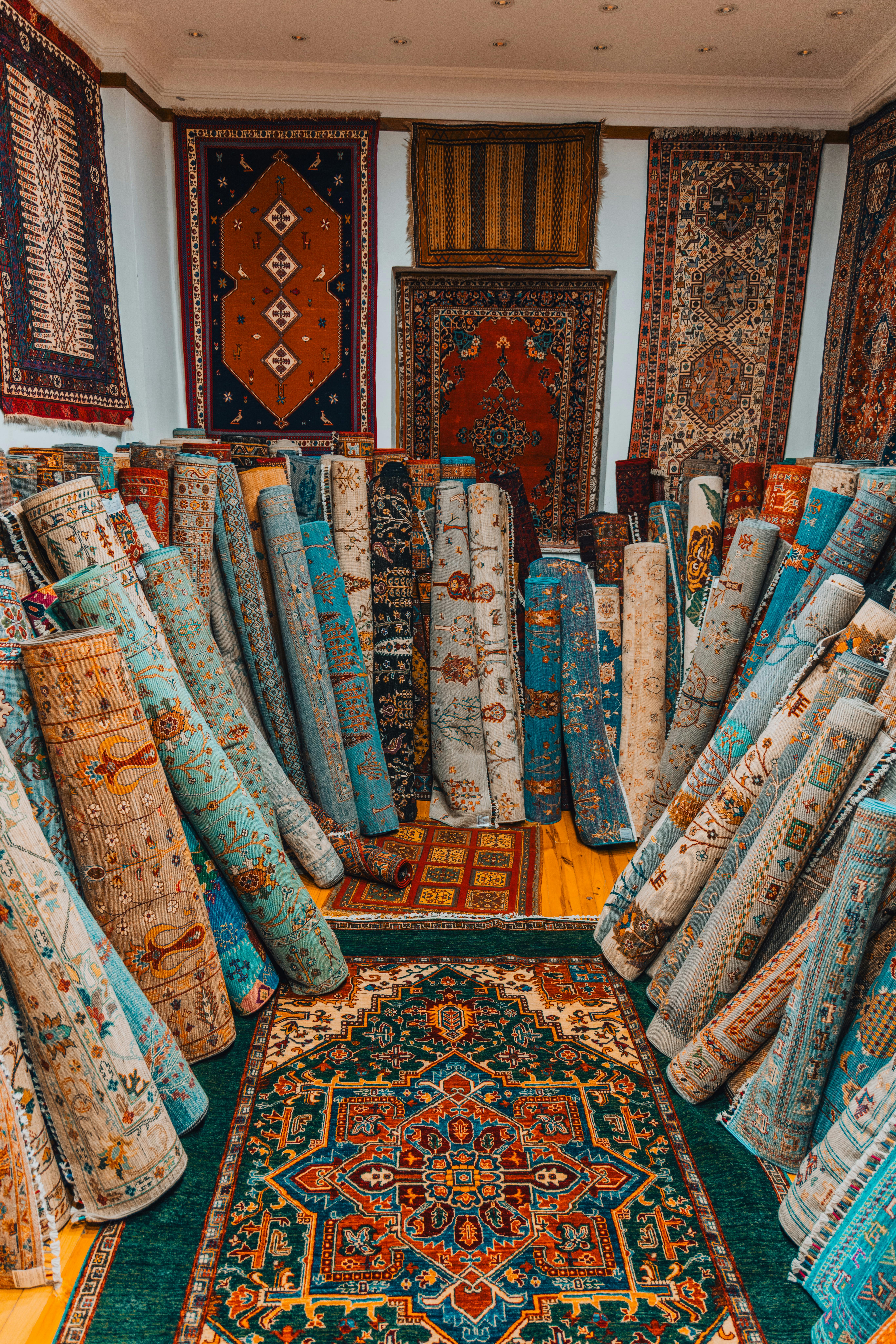 Gratis Una vivace collezione di tappeti persiani tradizionali esposta in uno showroom. Foto a disposizione