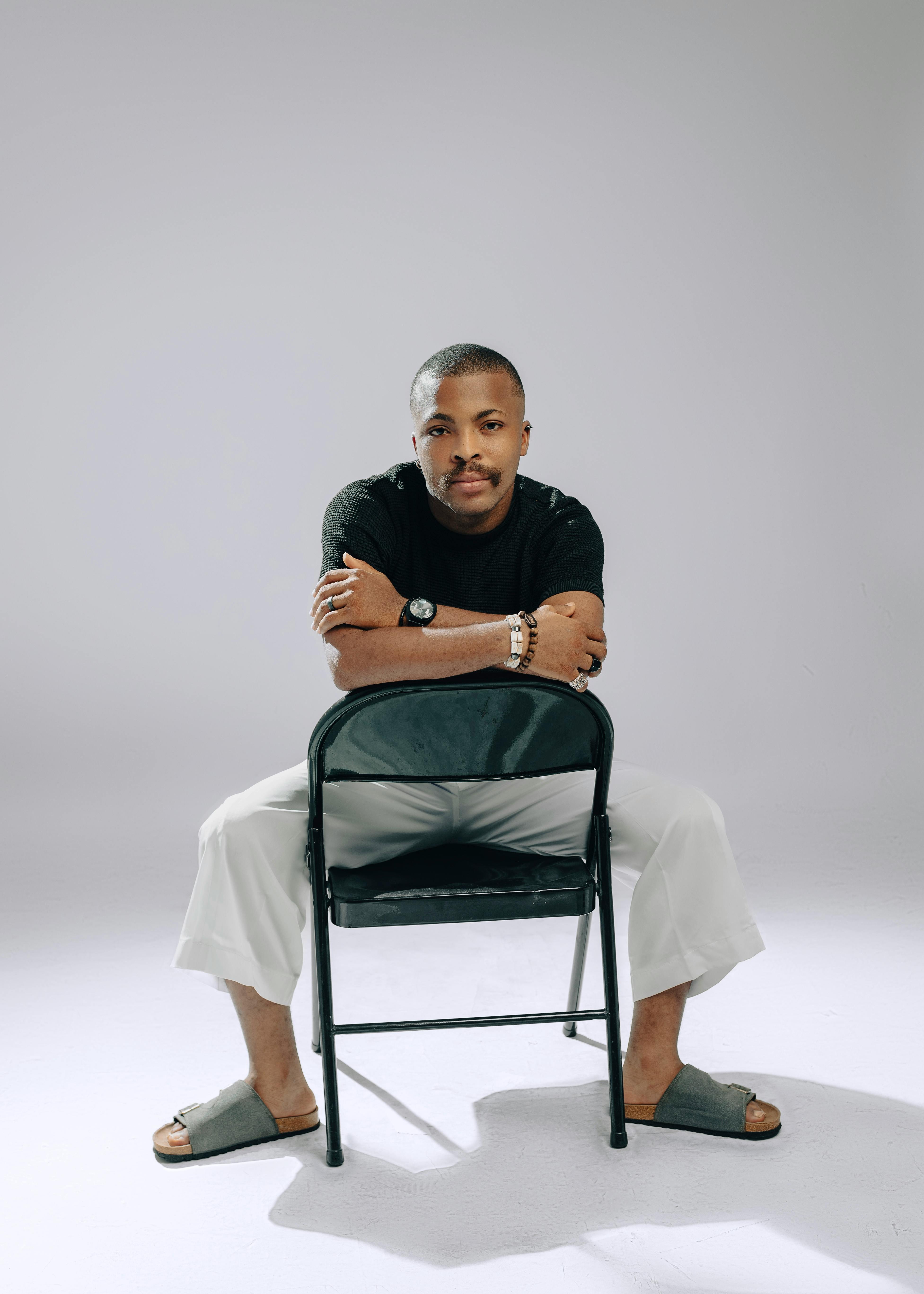 bezplatná Základová fotografie zdarma na téma #krytý, bílé kalhoty, Černé tričko Základová fotografie