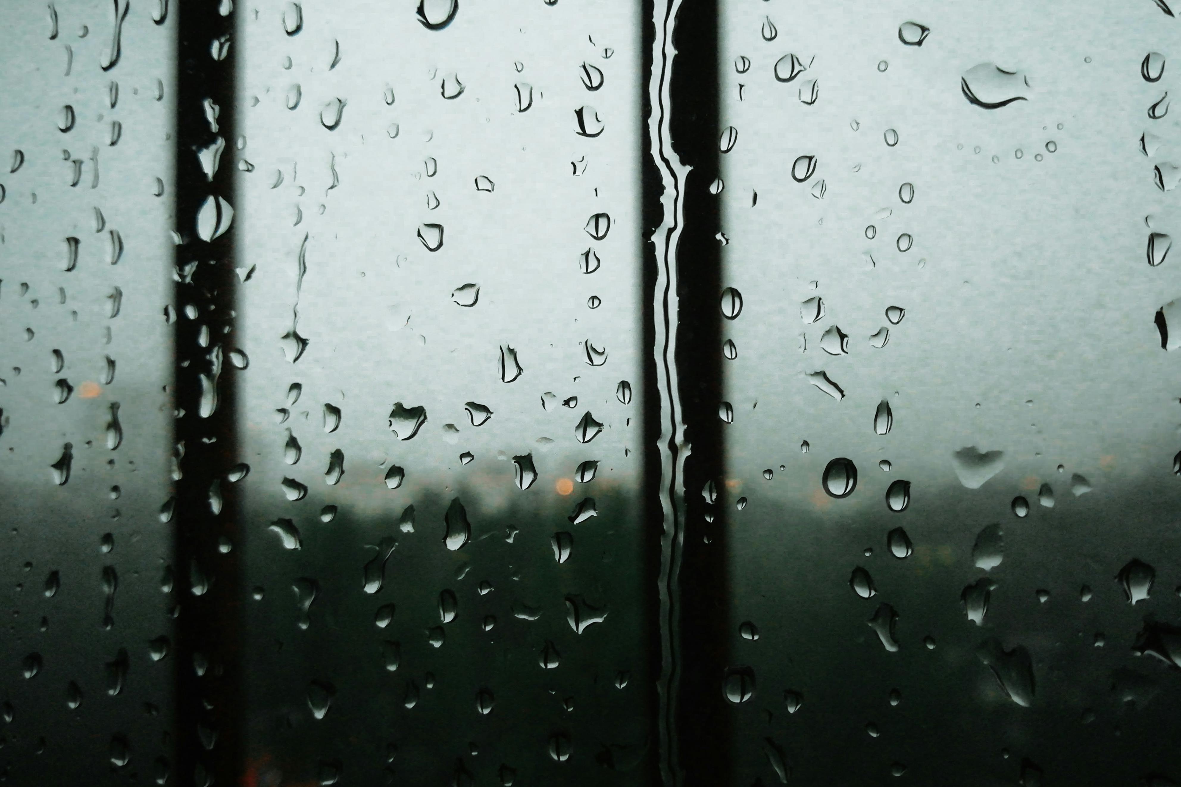 Zadarmo Dažďové kvapky na okne vytvárajú pokojnú a náladovú atmosféru. Fotka z fotobanky