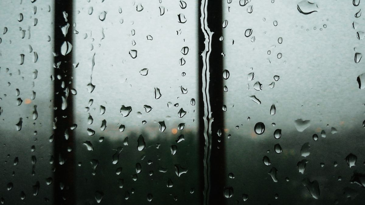 雨粒がついた窓ガラス