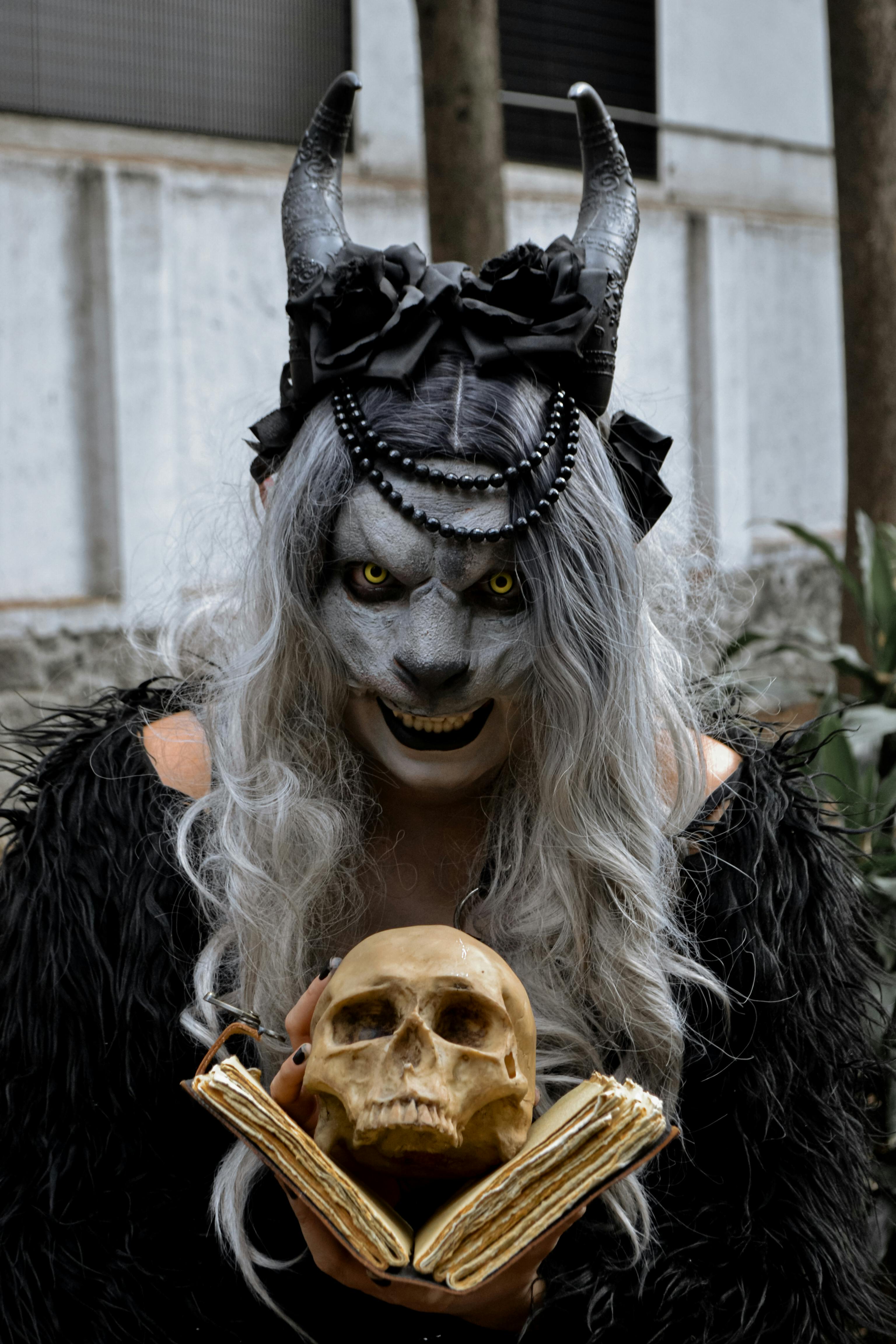 Gratis Una misteriosa figura in costume che tiene in mano un teschio, immortalata all'aperto a Ciudad de México. Foto a disposizione