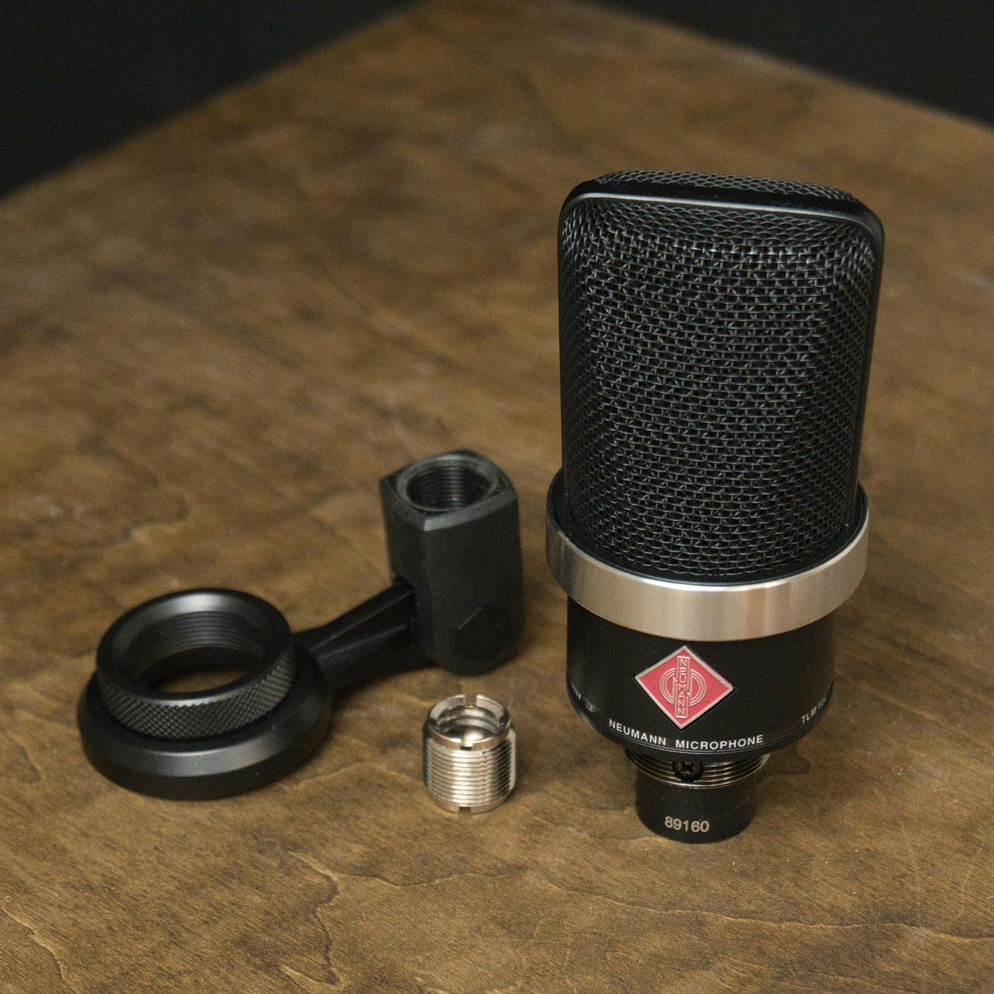 Miễn phí Cận cảnh một chiếc micro chuyên nghiệp và các phụ kiện trên bàn gỗ, hoàn hảo cho việc sản xuất âm thanh. Ảnh lưu trữ