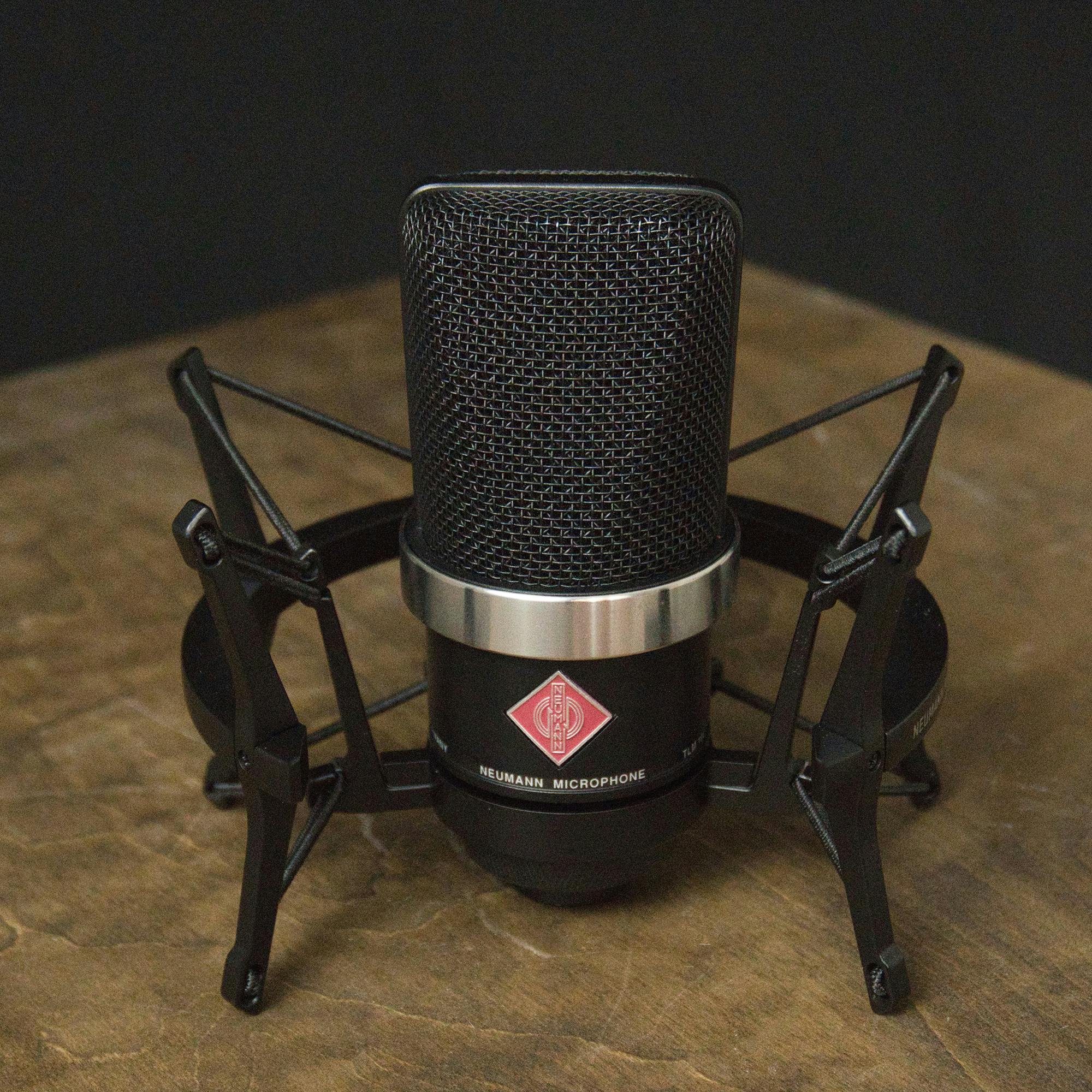 Ilmainen Lähikuva ammattimaisesta studiomikrofonista, jossa on iskunvaimennin puupöydällä. Kuvapankkikuva