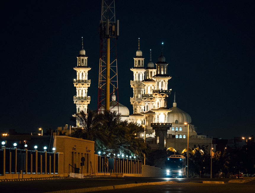 Salaires a Koweit City en 2026 : grille complete par secteur et metier