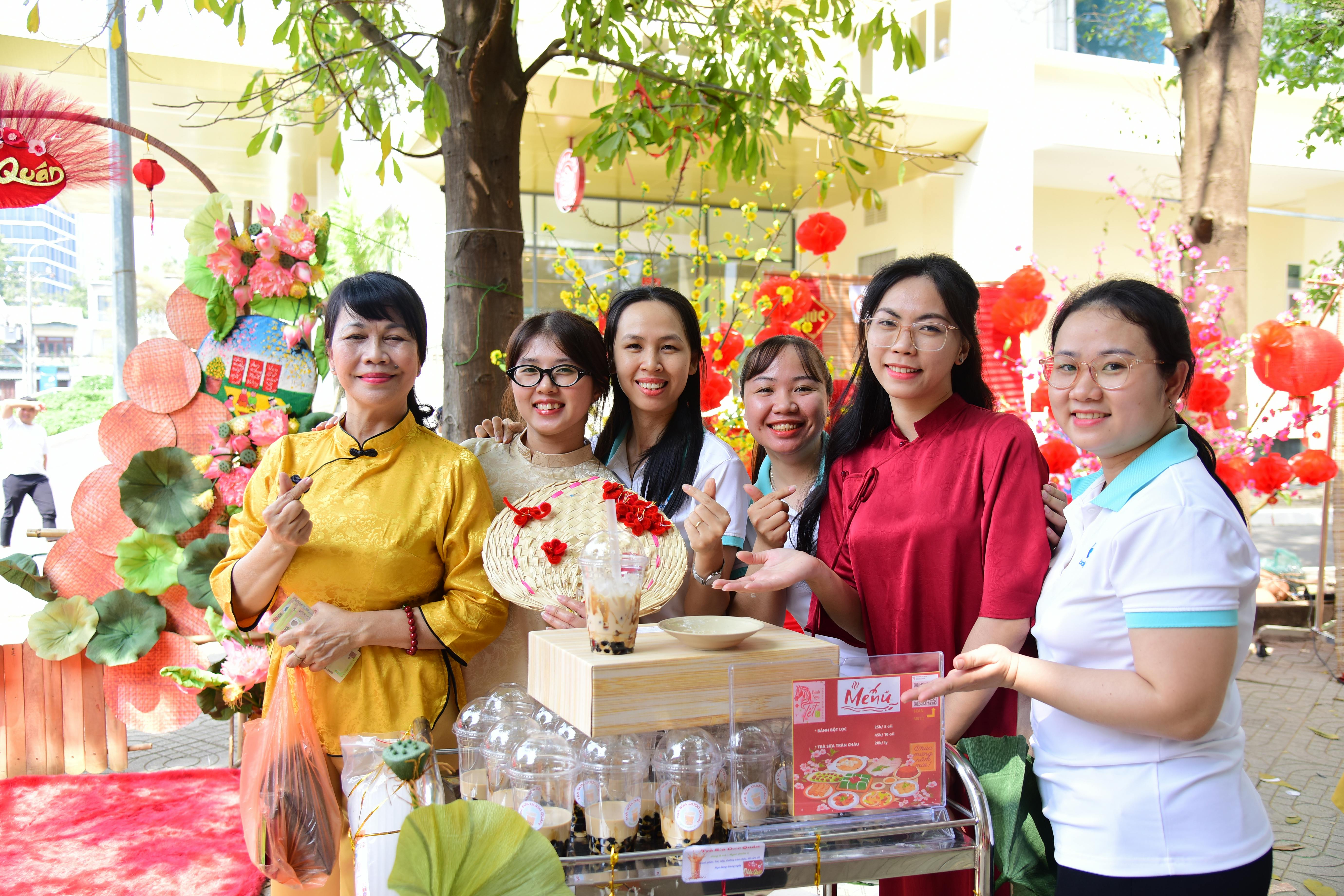 ฟรี กลุ่มผู้ใหญ่ยิ้มแย้มแจ่มใสในบรรยากาศรื่นเริง พร้อมเครื่องดื่มและของตกแต่งกลางแจ้ง คลังภาพถ่าย