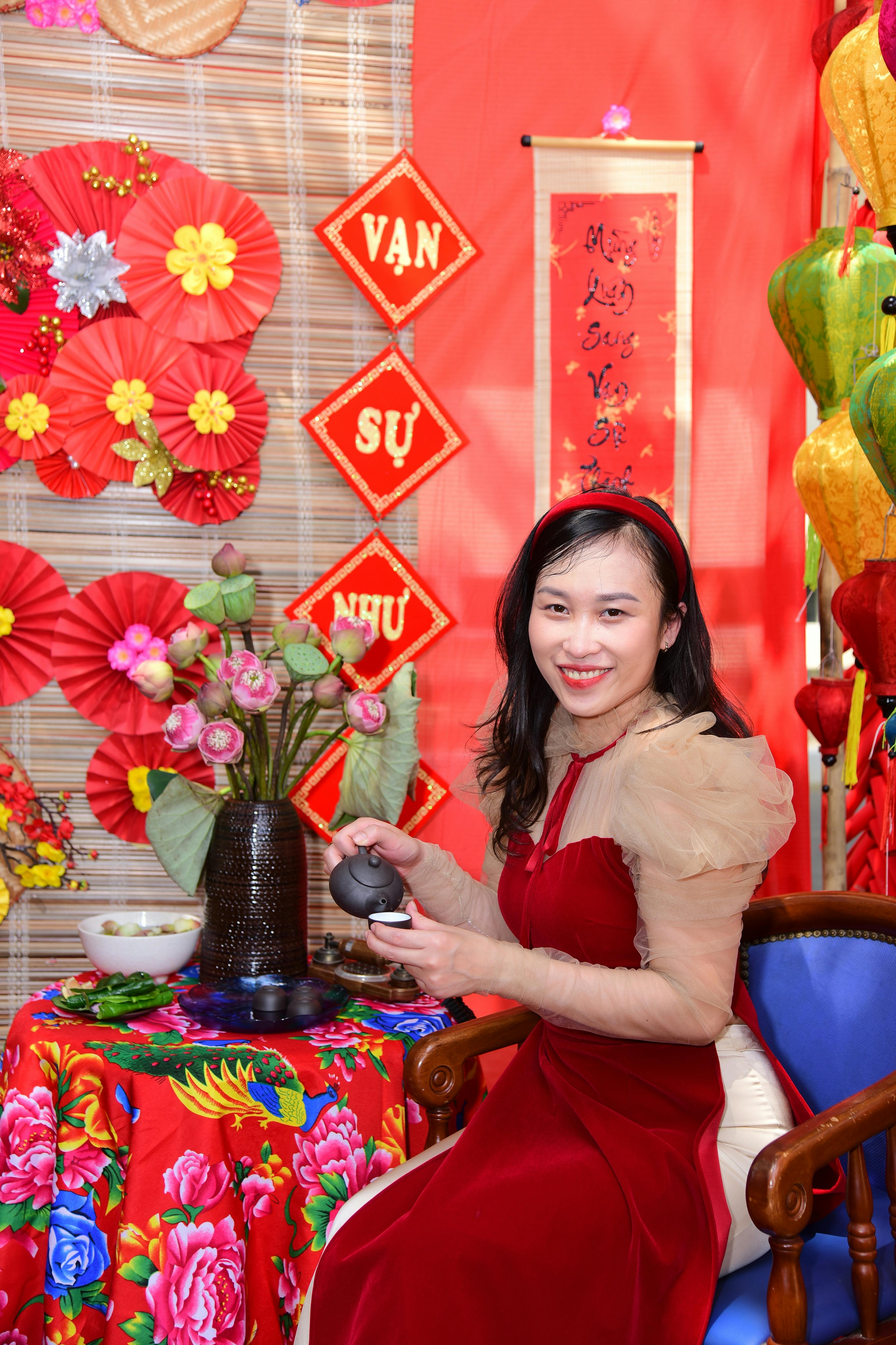 Ilmainen Nainen juhlii kiinalaista uuttavuotta värikkäissä perinteisissä koristeissa sisätiloissa. Kuvapankkikuva