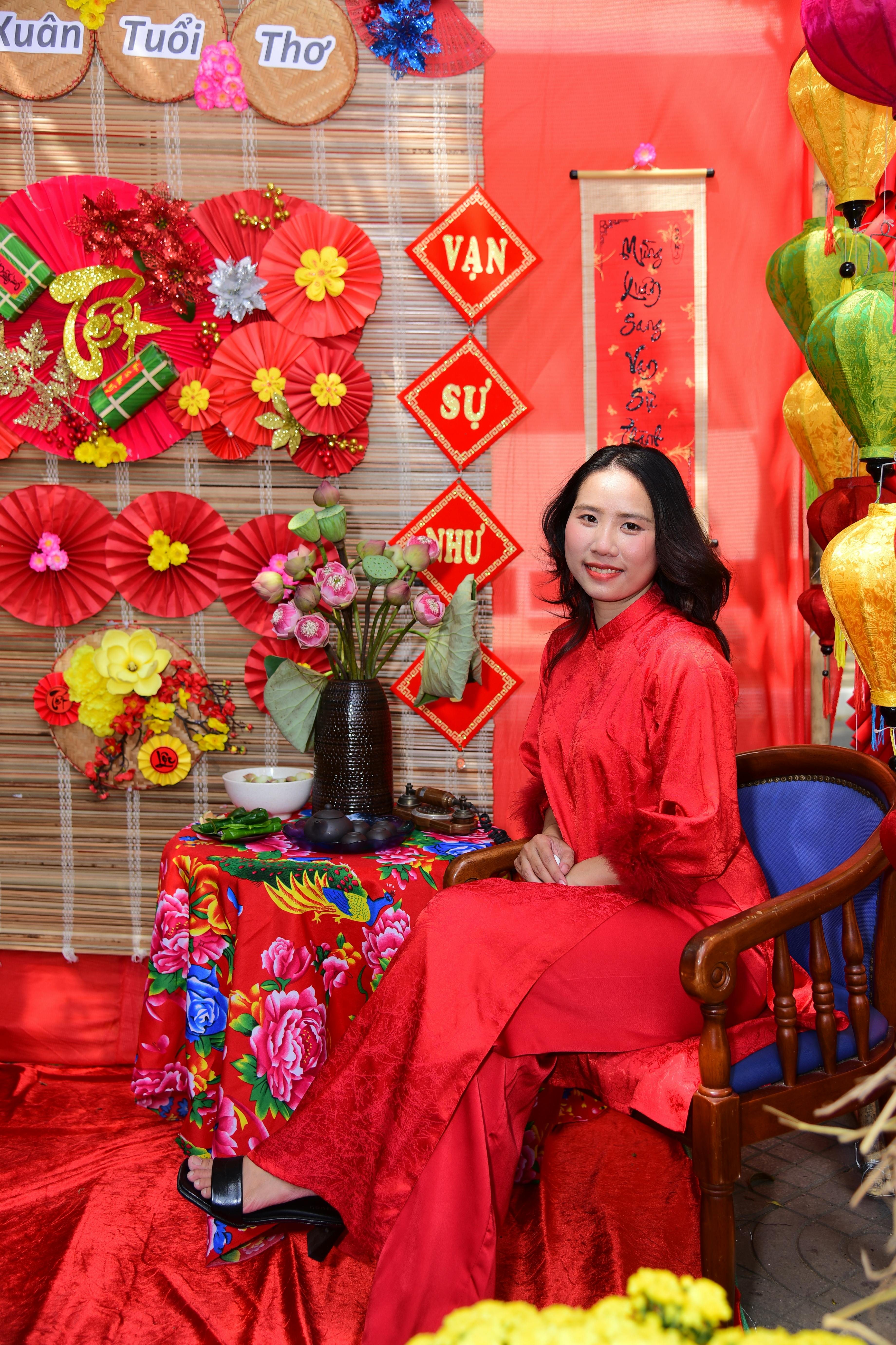 Gratis Donna in abiti tradizionali che festeggia il capodanno lunare vietnamita in un ambiente chiuso, con elementi decorativi. Foto a disposizione