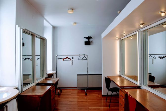 Vestidor de lujo con estructura de acero y acabados de madera