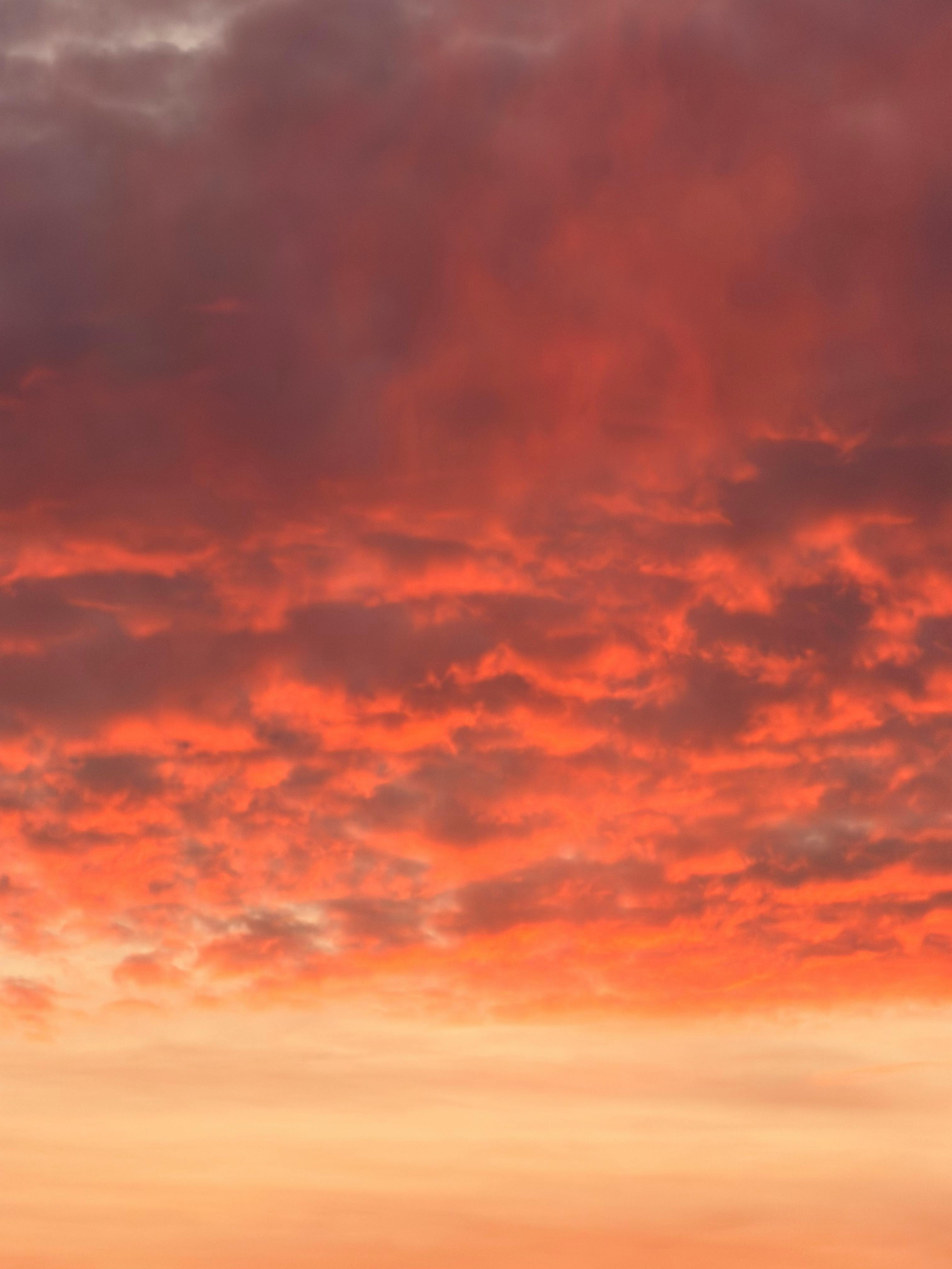 Ücretsiz Göz alıcı kırmızı ve turuncu bulutlarla bezenmiş, muhteşem bir gün batımı manzarası sunan gökyüzü. Stok Fotoğraflar