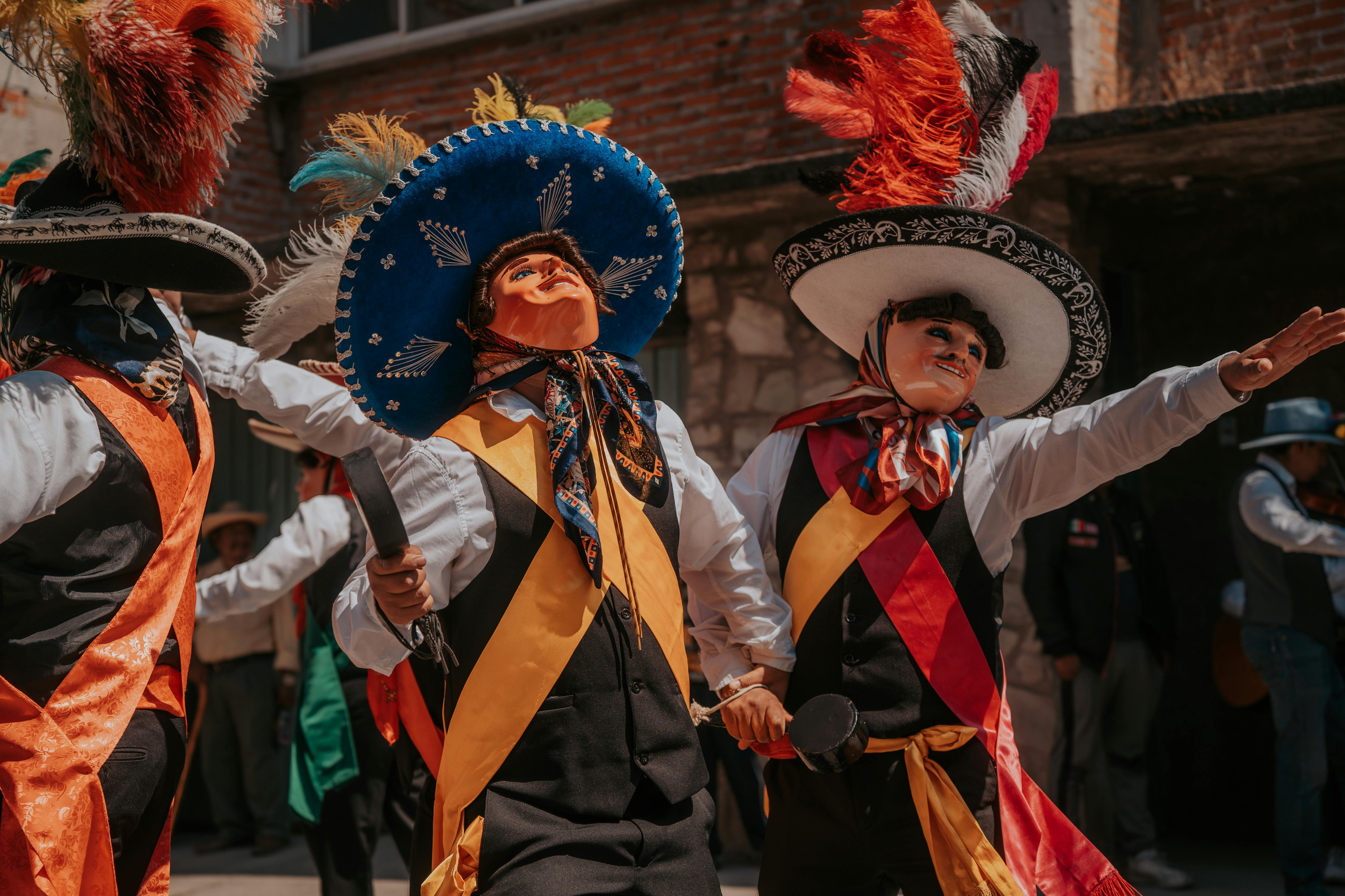 Gratis Vivaci ballerini in costumi tradizionali eseguono una danza culturale a Puebla, in Messico. Foto a disposizione